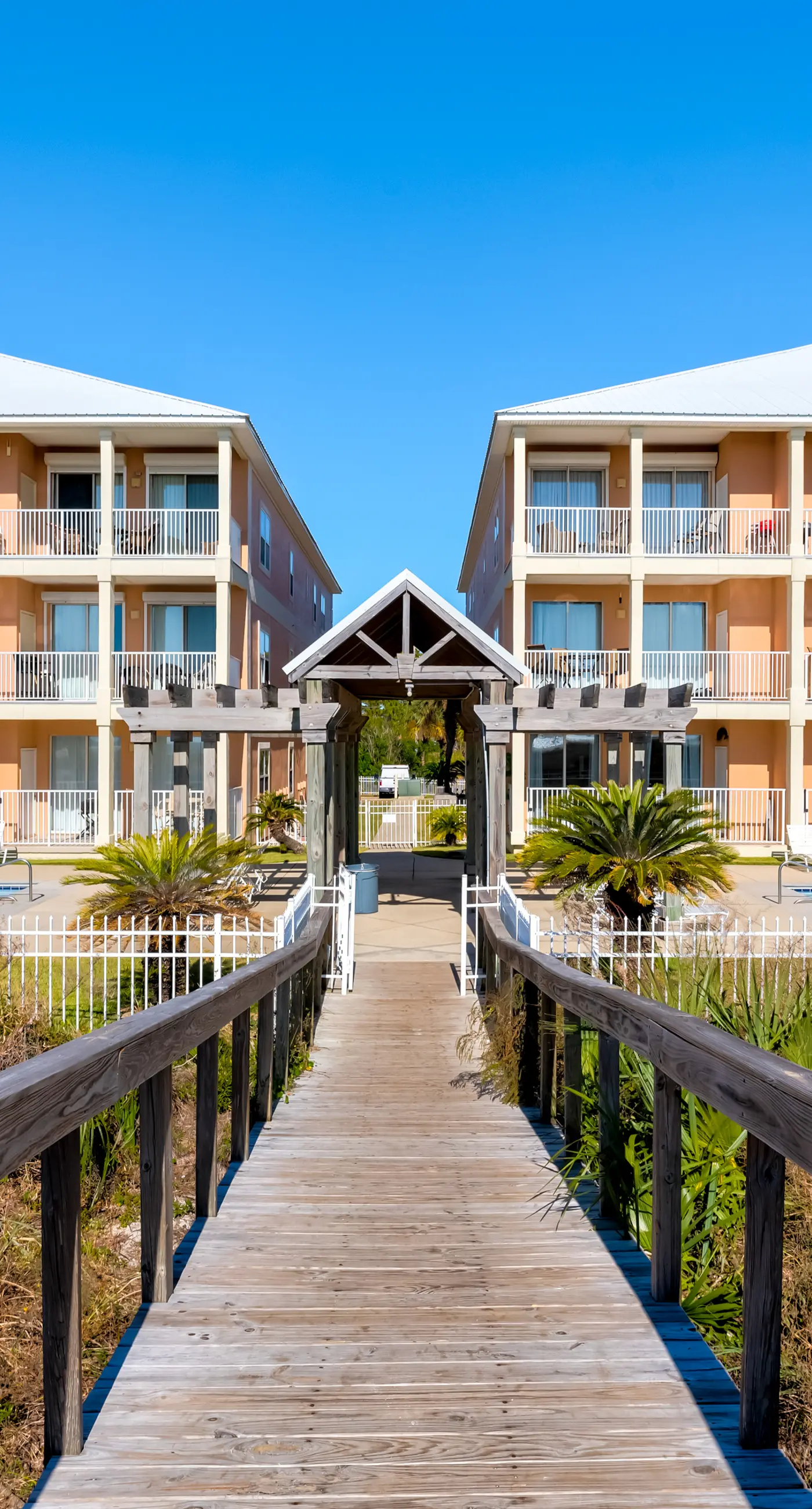 Modern & luxurious ground-floor condo near the Gulf with pools