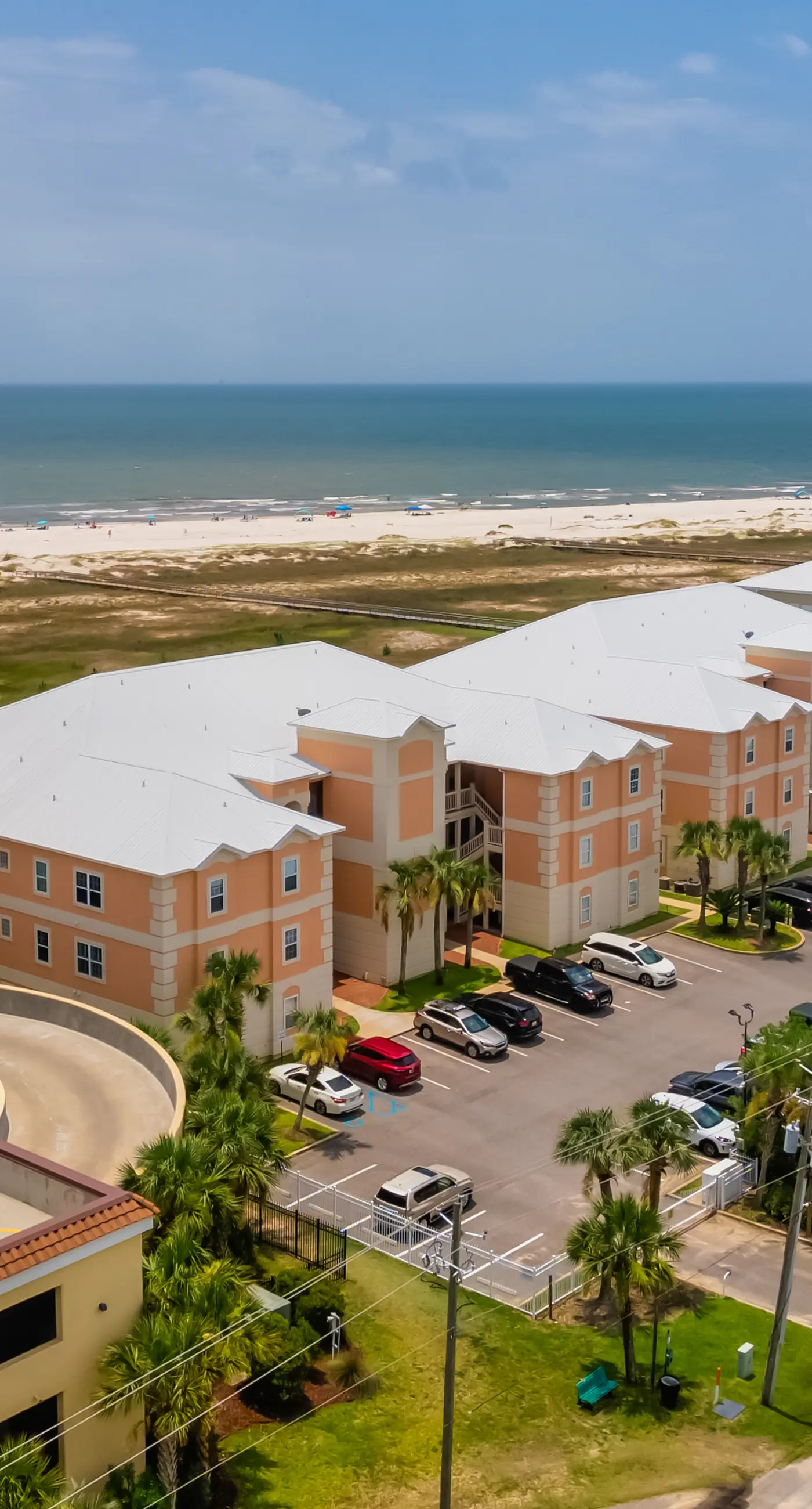 Modern & luxurious ground-floor condo near the Gulf with pools