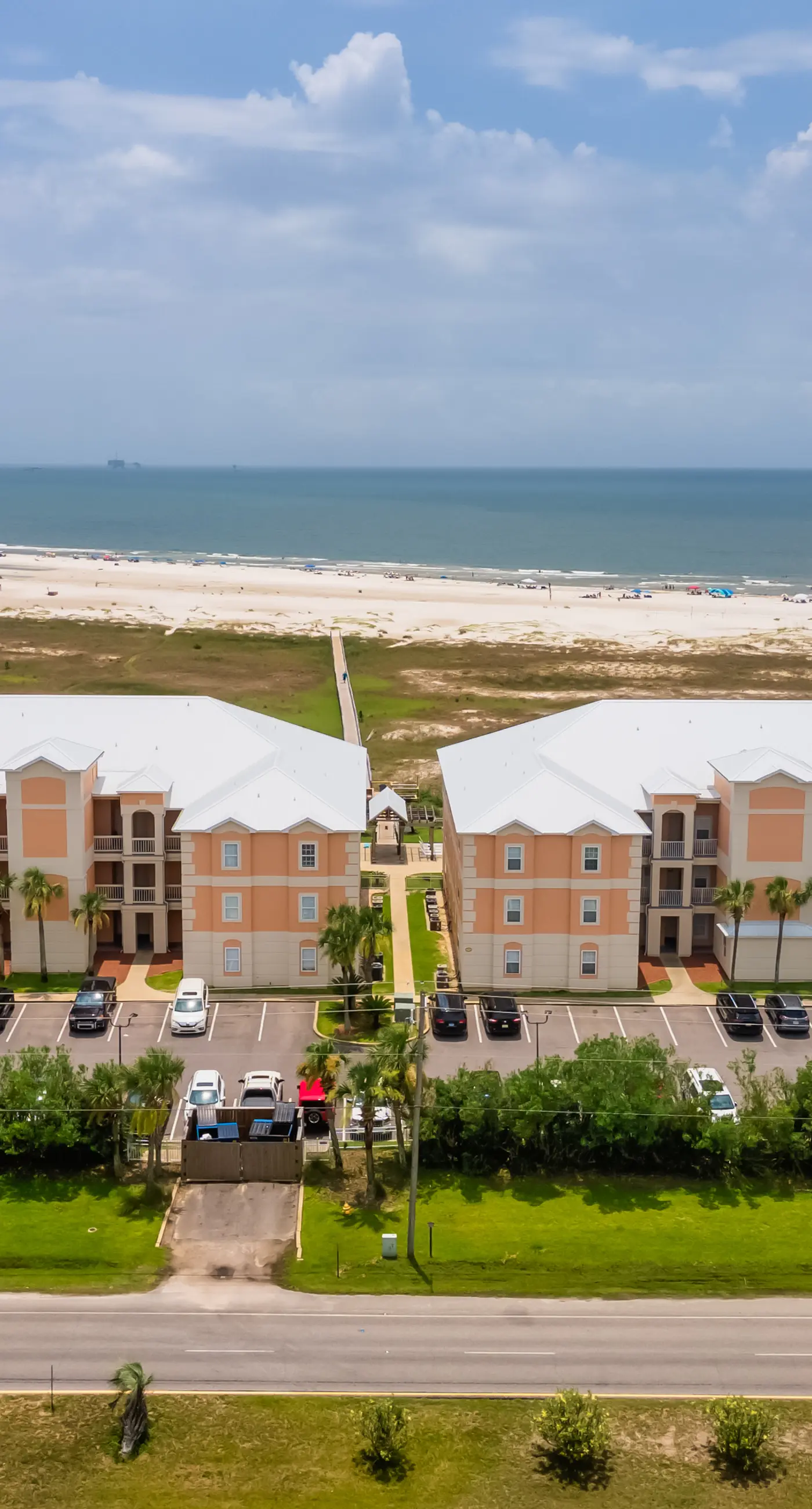 Modern & luxurious ground-floor condo near the Gulf with pools