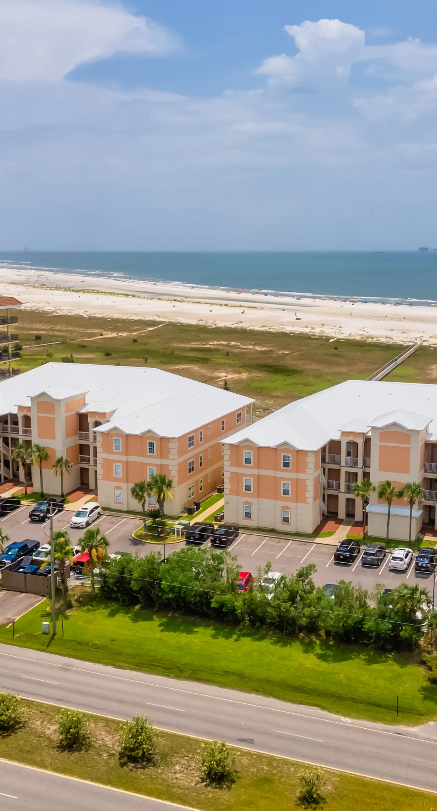 Modern & luxurious ground-floor condo near the Gulf with pools