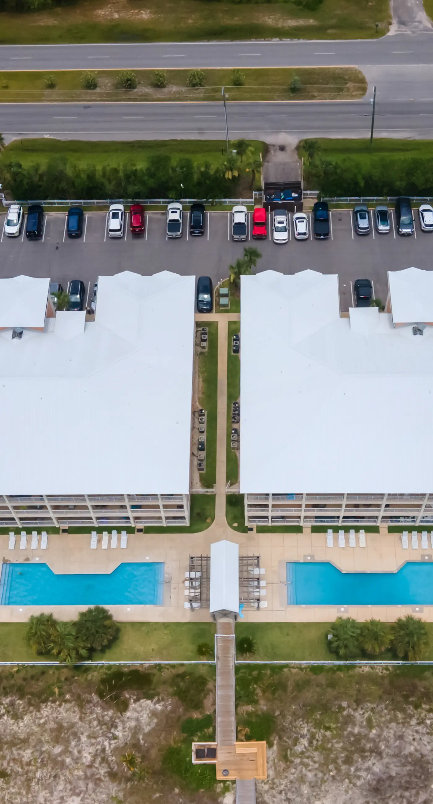 Modern & luxurious ground-floor condo near the Gulf with pools