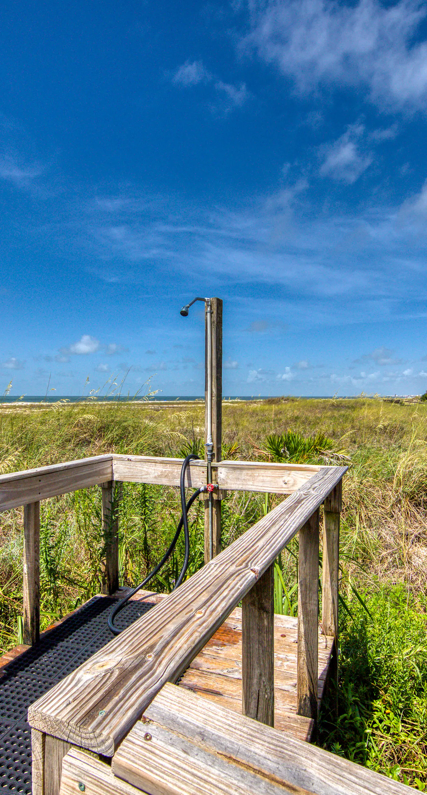 Modern & luxurious ground-floor condo near the Gulf with pools