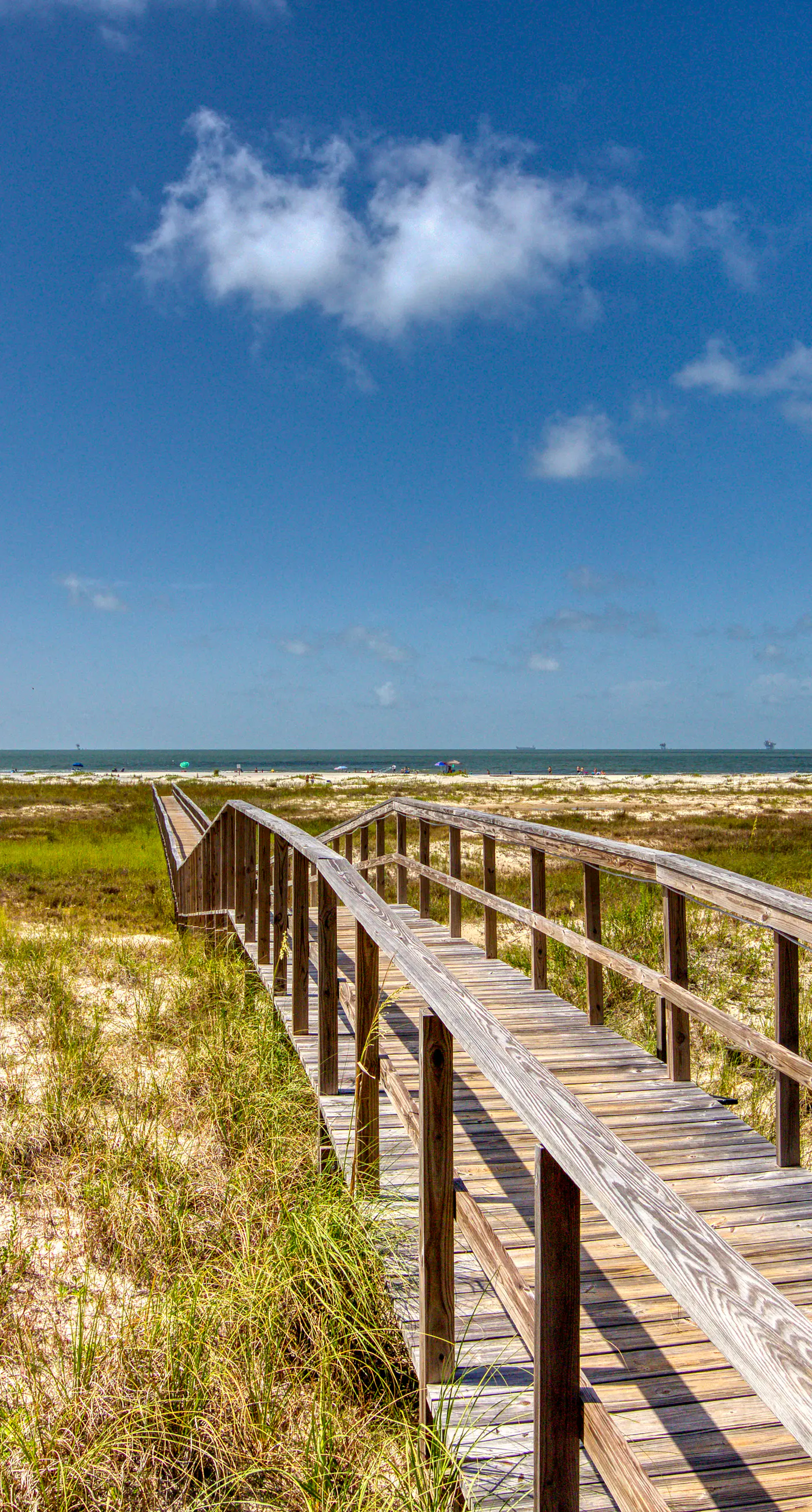 Modern & luxurious ground-floor condo near the Gulf with pools