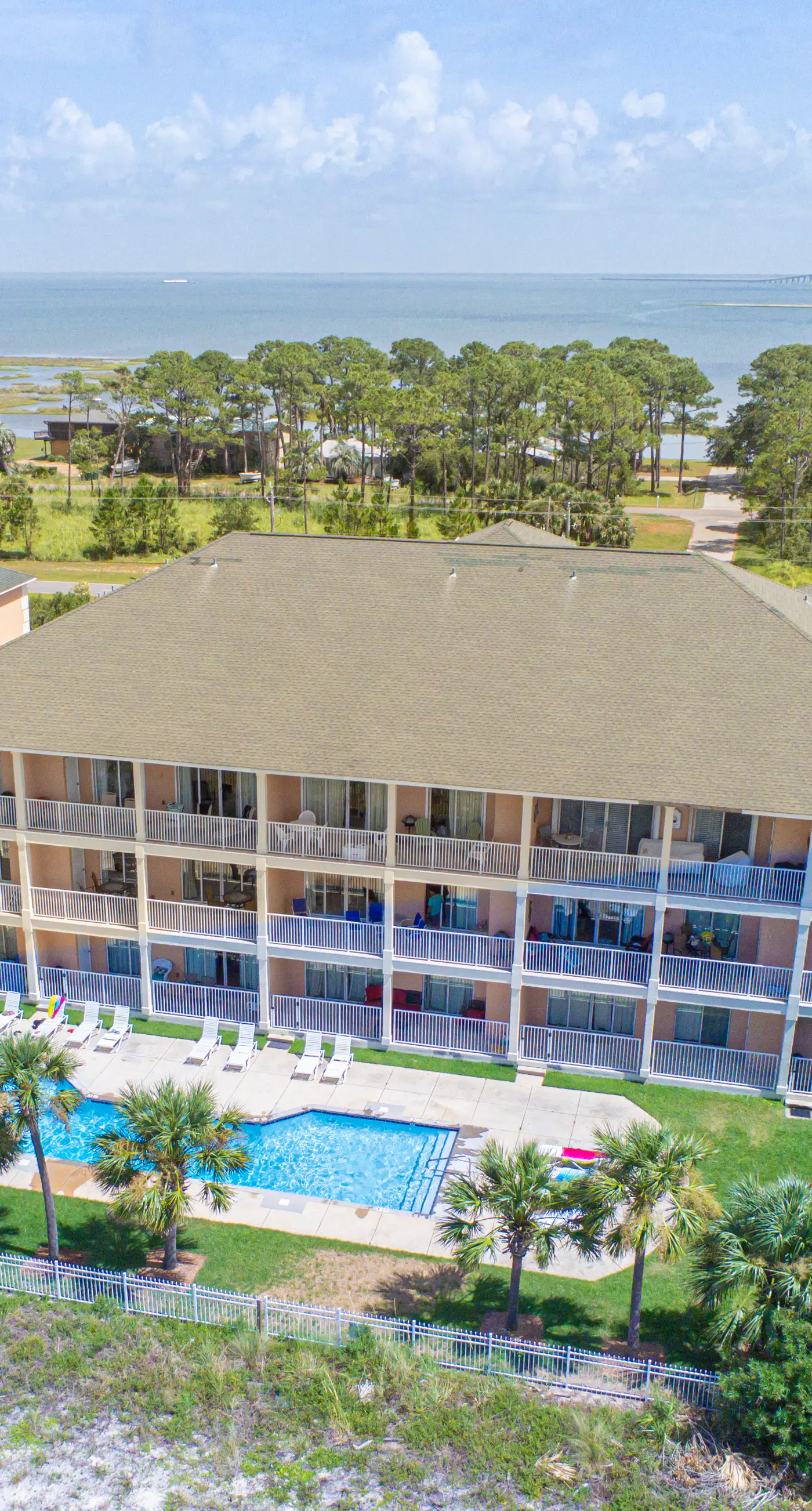 Modern & luxurious ground-floor condo near the Gulf with pools