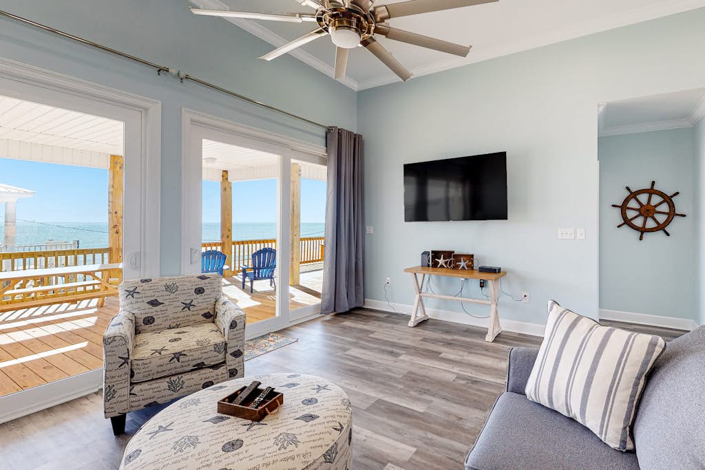 Amazing Gulf-front home on the beach with grill & washer/dryer - dog-friendly