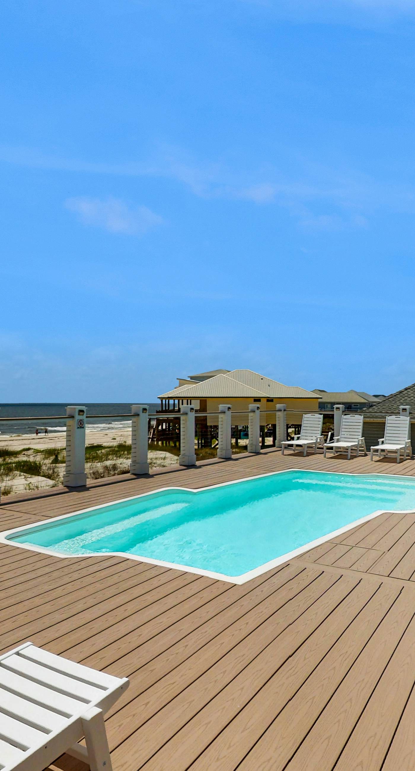 Gulf-Front Oasis: Rooftop Heated Pool, Elevator & Dog-Friendly!