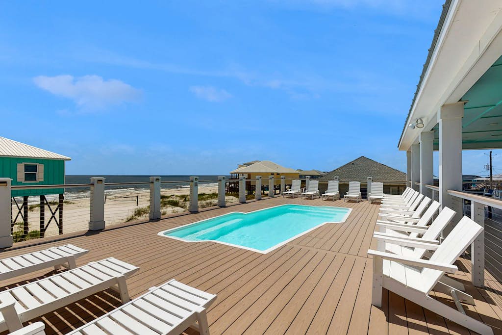 Gulf-Front Oasis: Rooftop Heated Pool, Elevator & Dog-Friendly!
