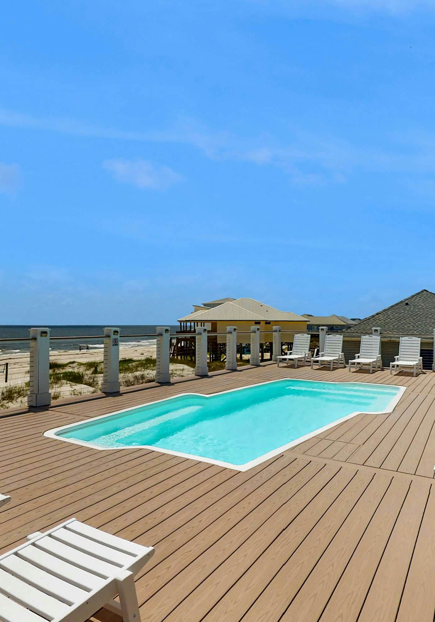 Gulf-Front Oasis: Rooftop Heated Pool, Elevator & Dog-Friendly!