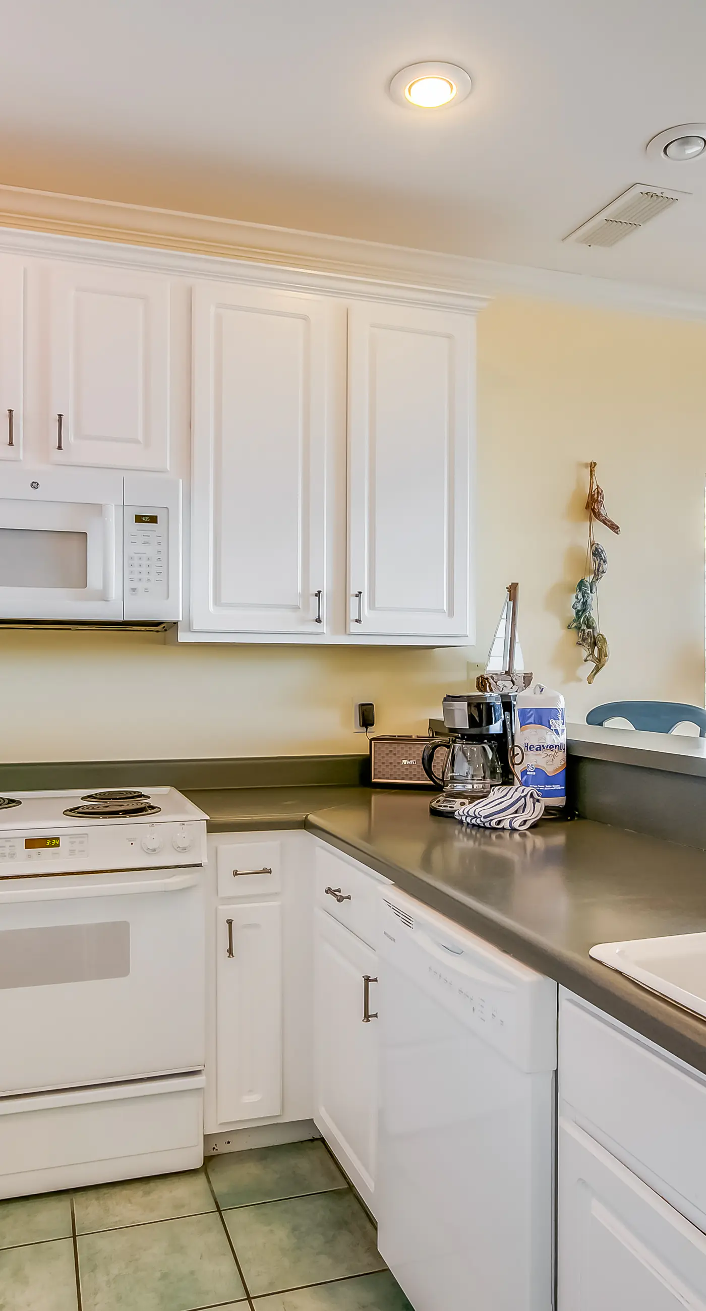 Gulf-front condo w/ lock-out feature, shared pools & amazing views