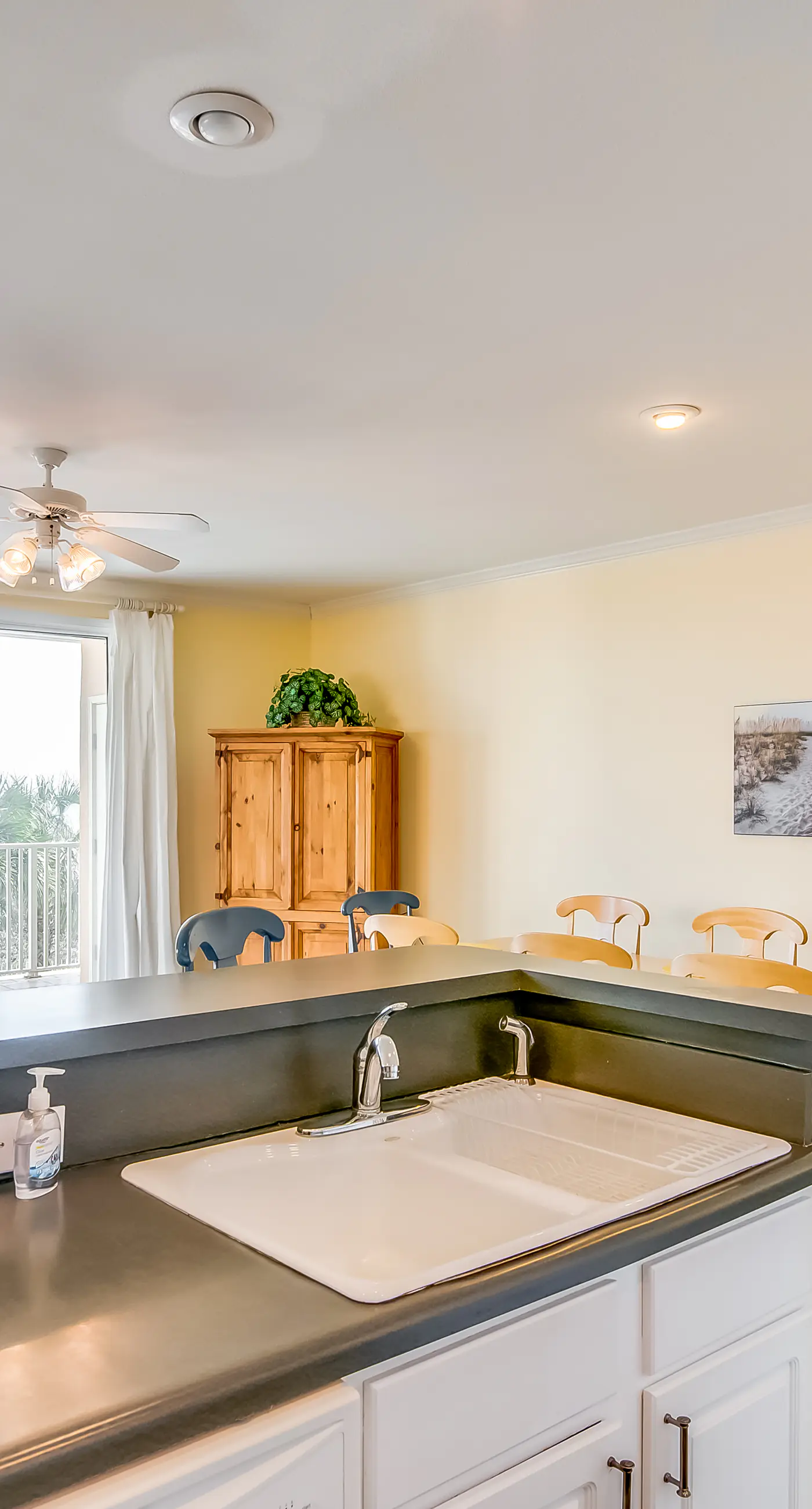 Gulf-front condo w/ lock-out feature, shared pools & amazing views