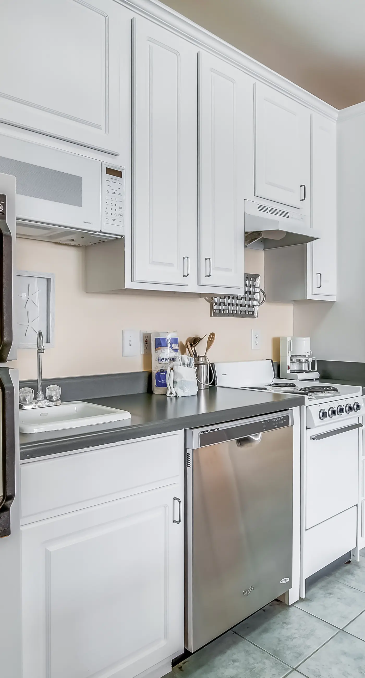 Gulf-front condo w/ lock-out feature, shared pools & amazing views