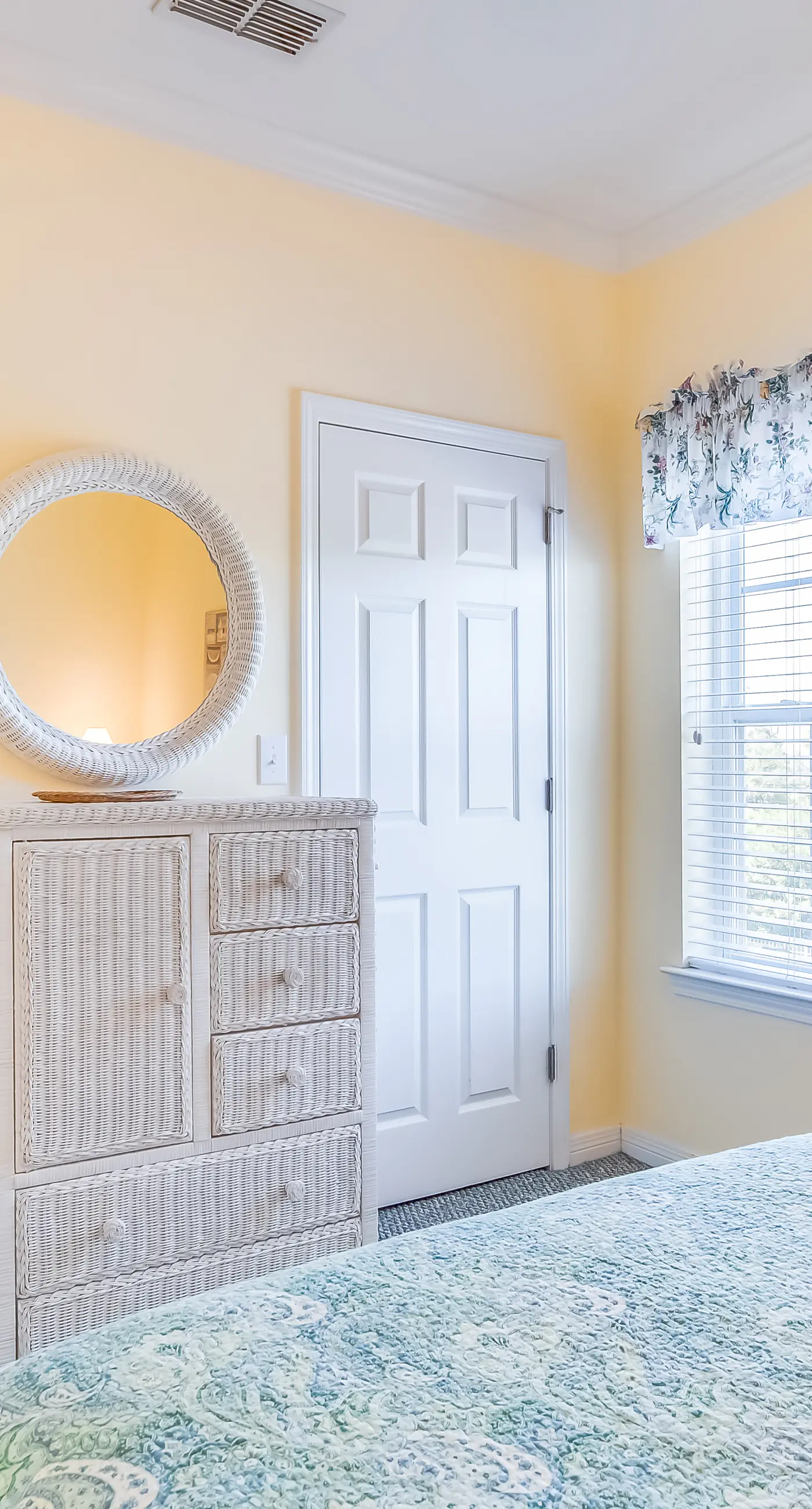 Gulf-front condo w/ lock-out feature, shared pools & amazing views