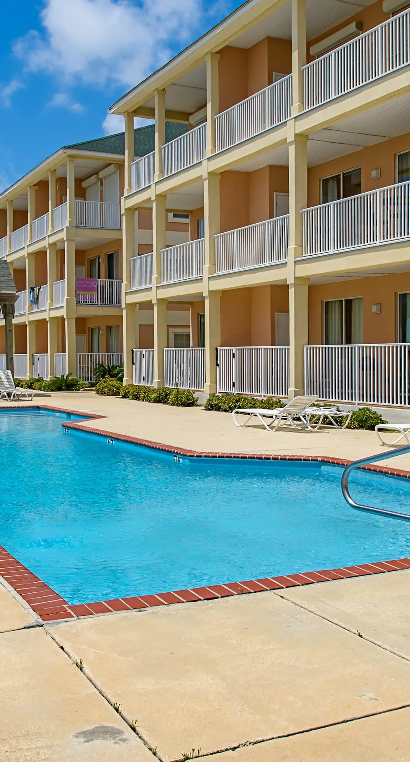 Gulf-front condo w/ lock-out feature, shared pools & amazing views