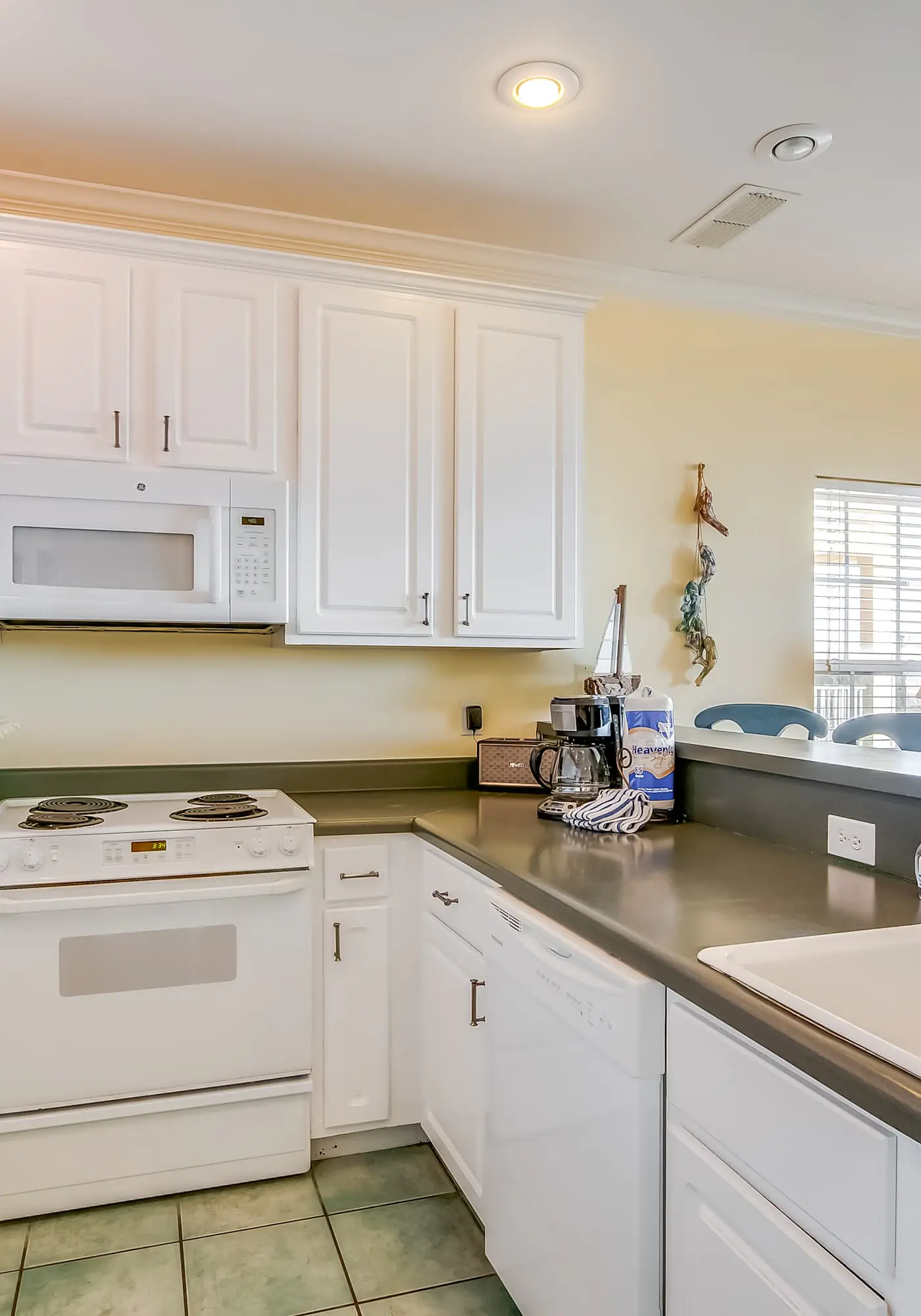 Gulf-front condo w/ lock-out feature, shared pools & amazing views