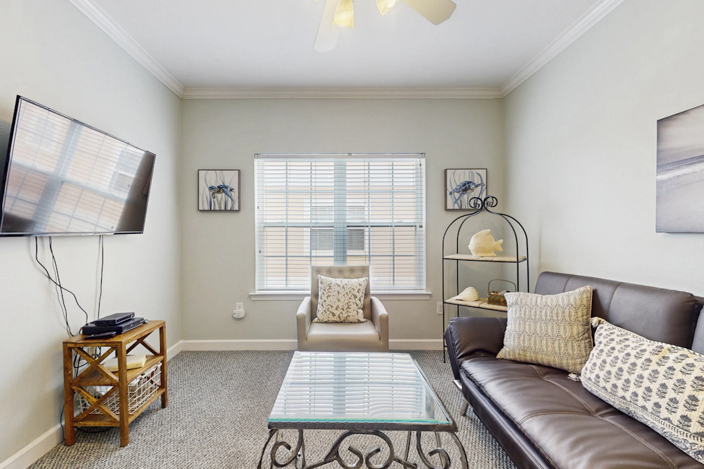 Comfortable condo w/ two shared pools & direct beach access