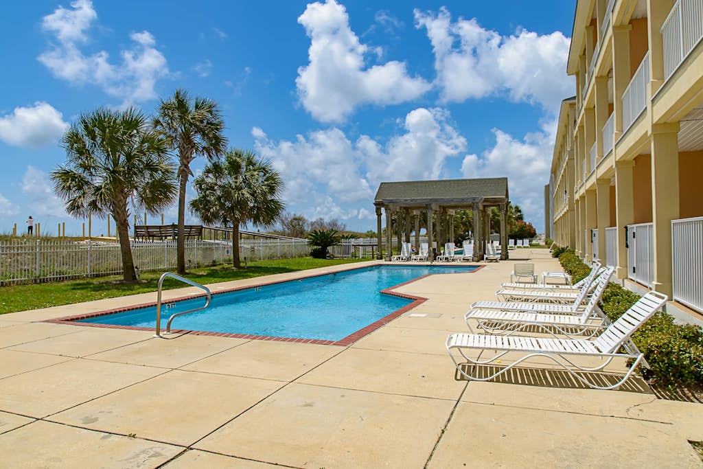 Comfortable condo w/ two shared pools & direct beach access