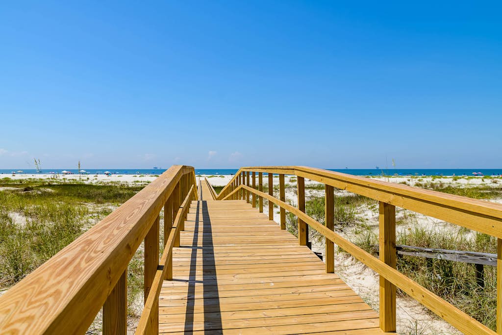 Comfortable condo w/ two shared pools & direct beach access