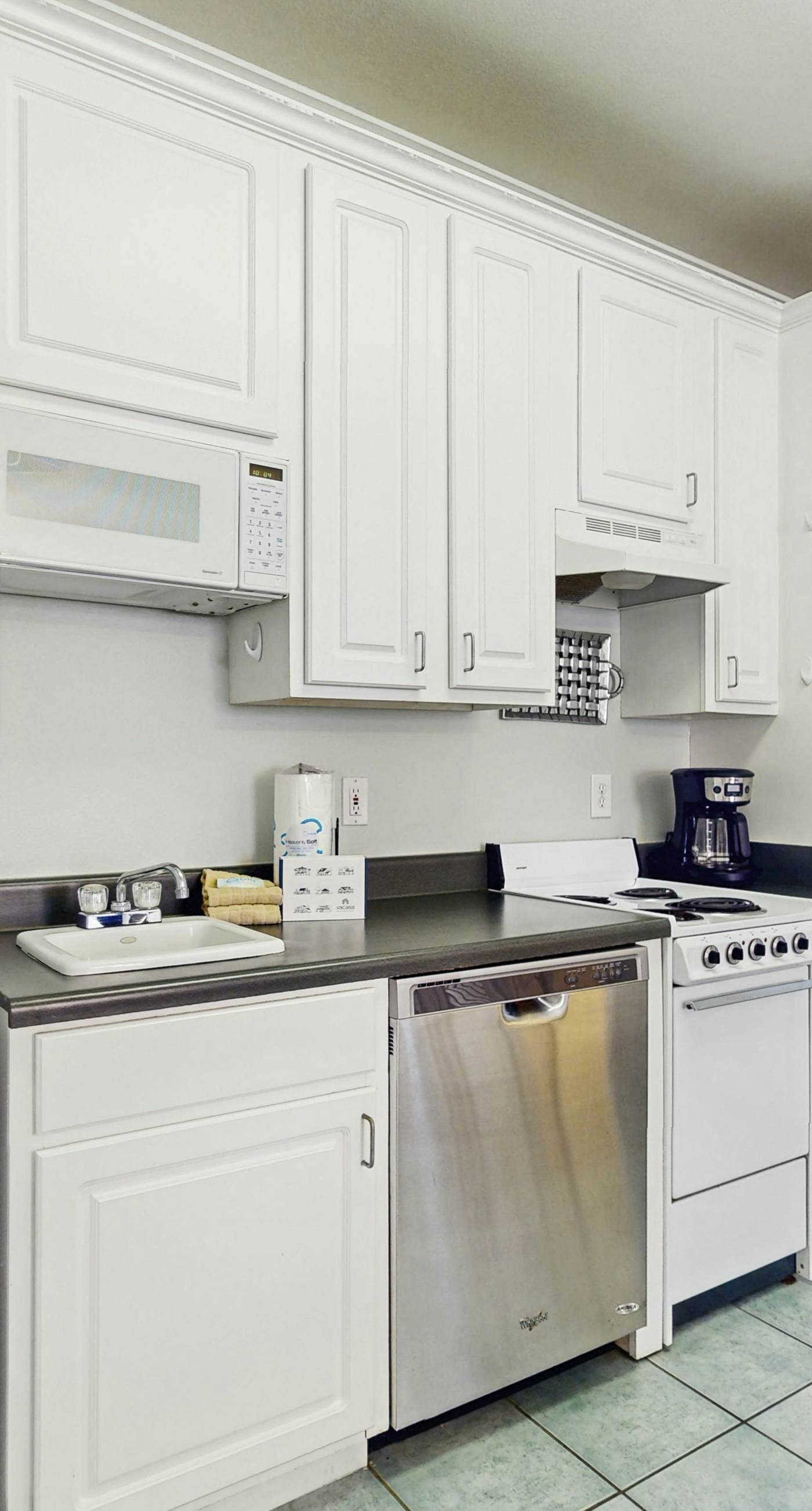 Comfortable condo w/ two shared pools & direct beach access