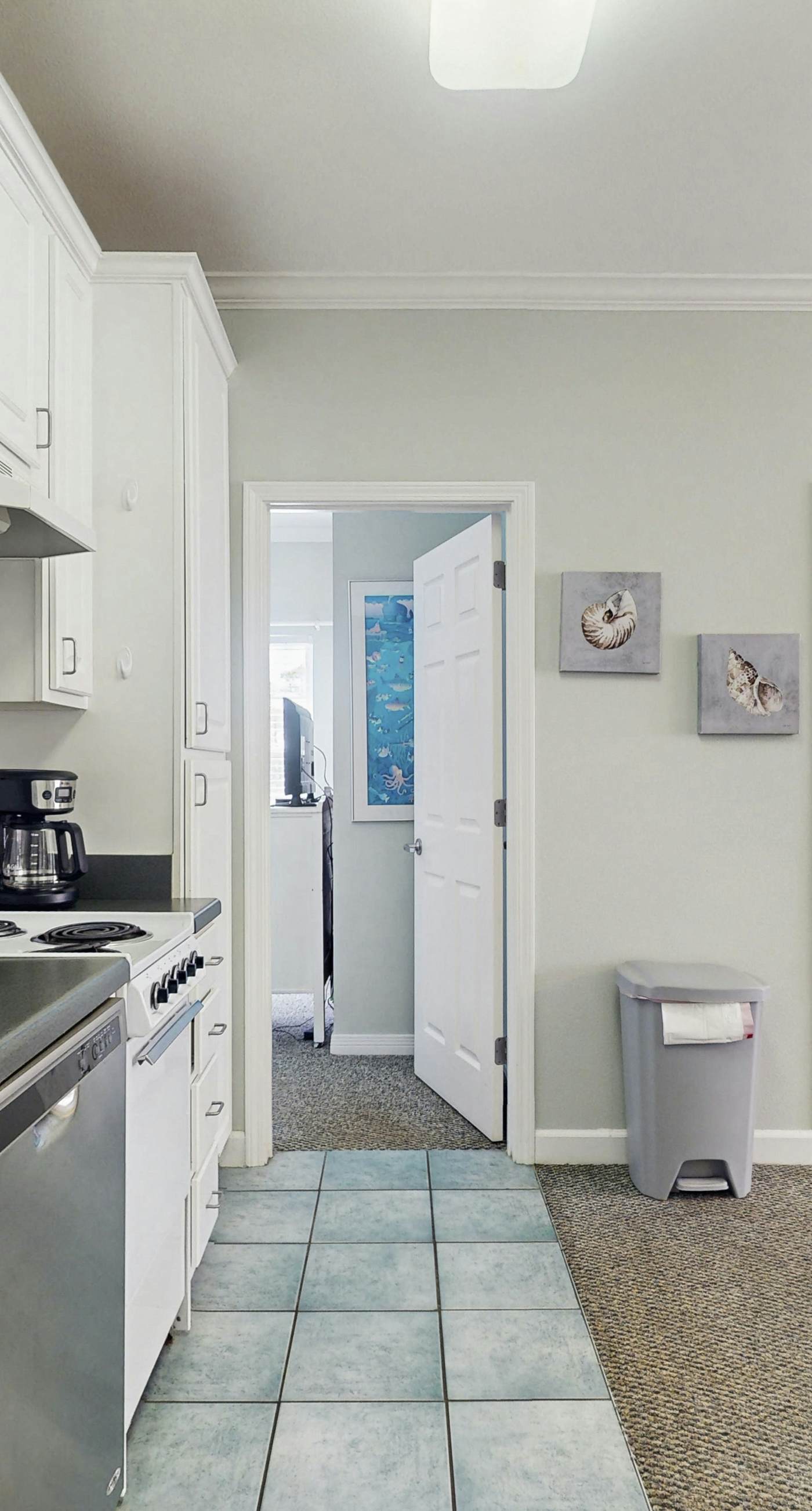 Comfortable condo w/ two shared pools & direct beach access