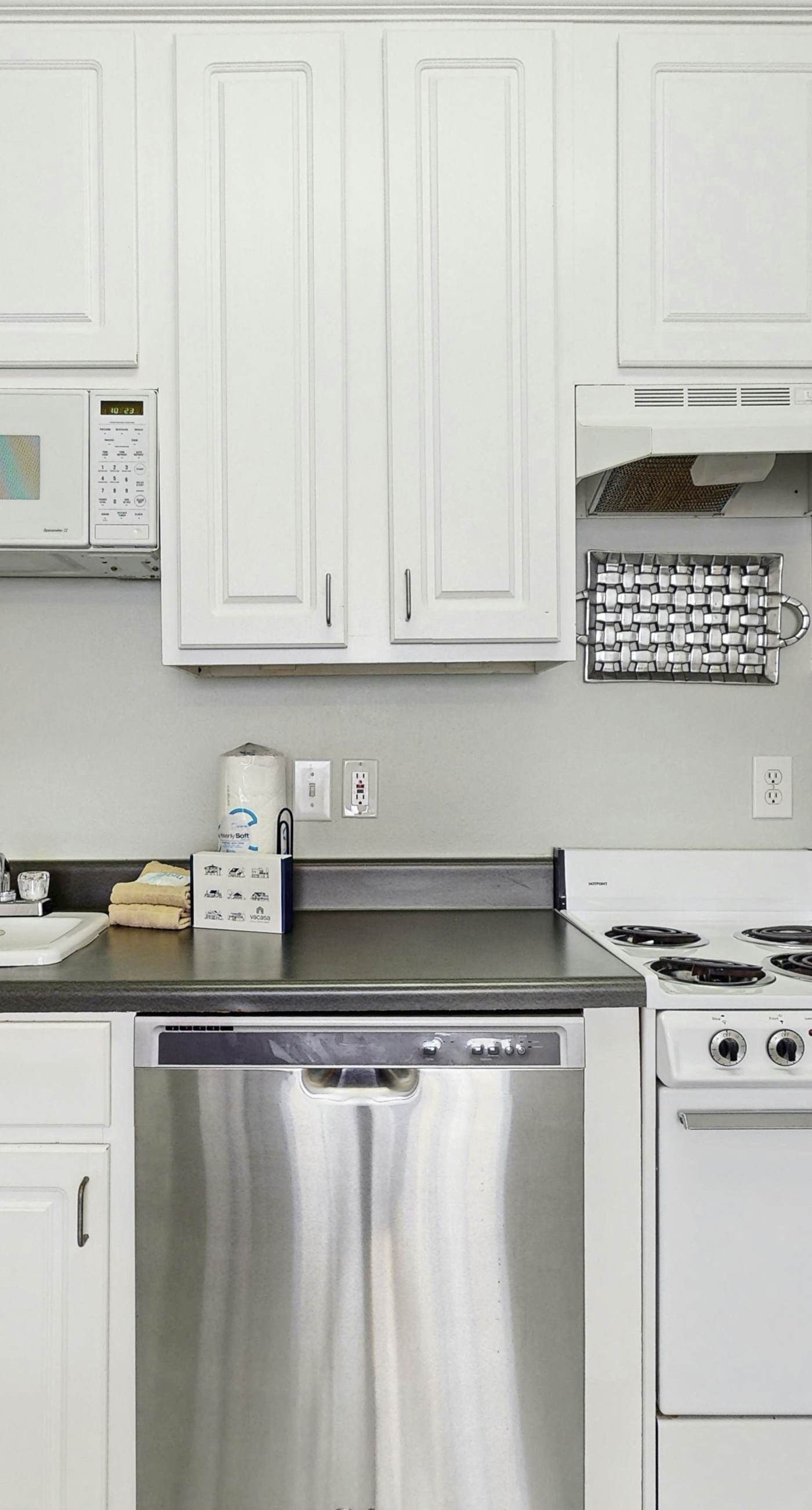 Comfortable condo w/ two shared pools & direct beach access