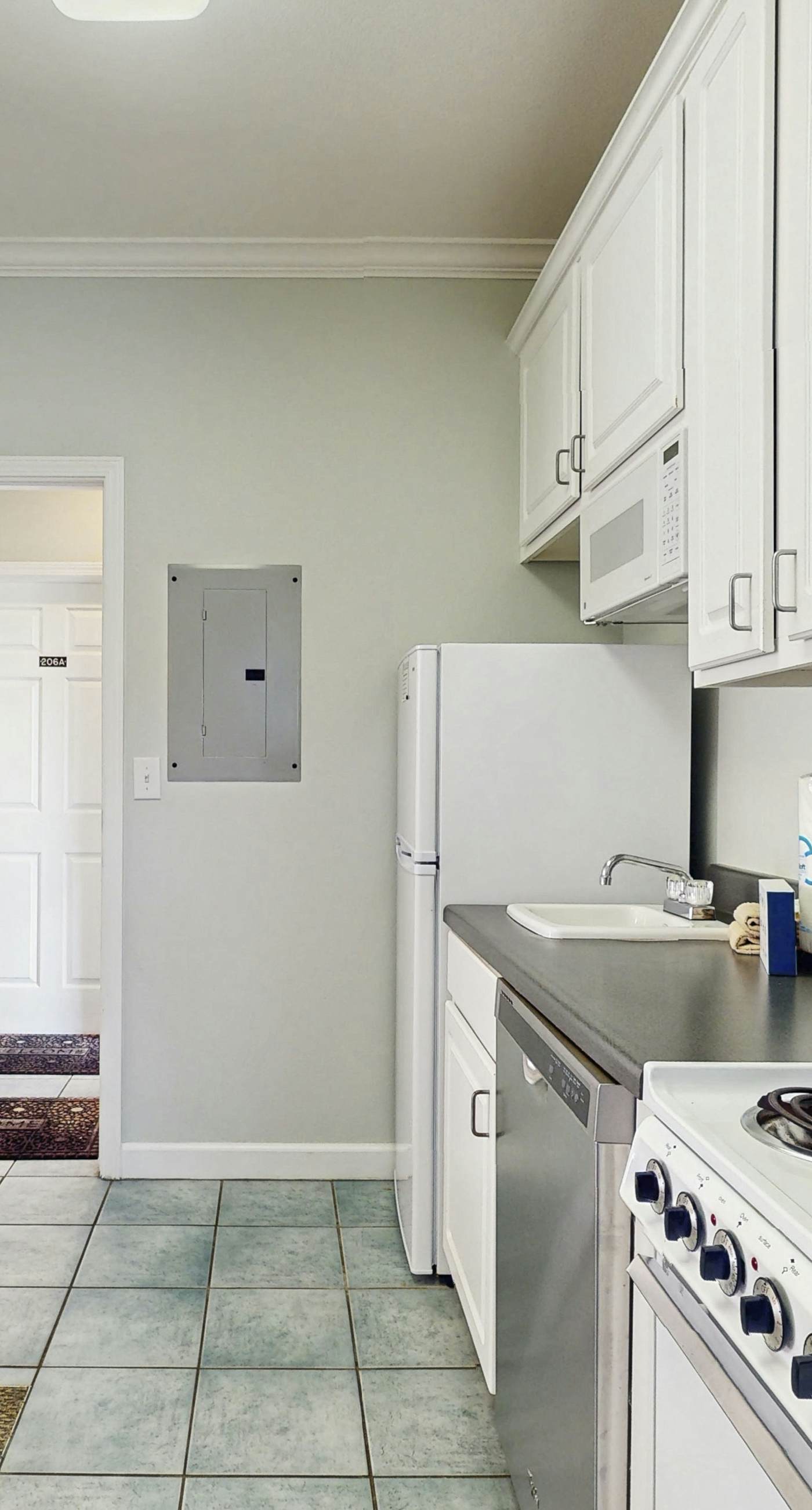 Comfortable condo w/ two shared pools & direct beach access