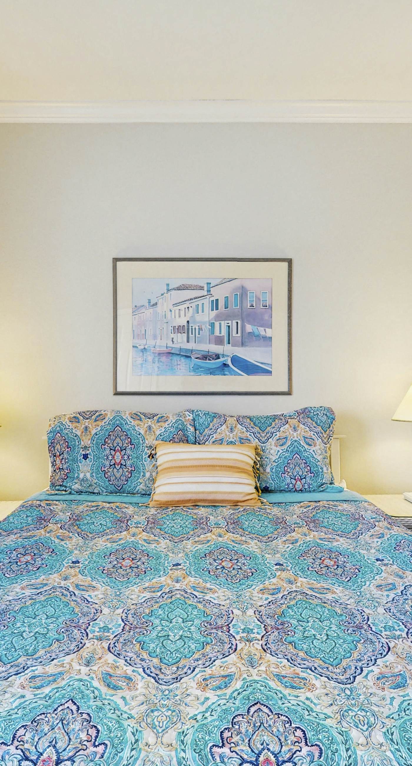 Comfortable condo w/ two shared pools & direct beach access