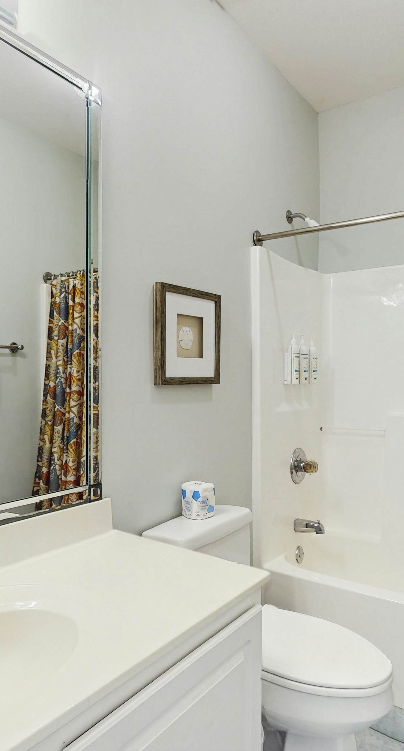 Comfortable condo w/ two shared pools & direct beach access