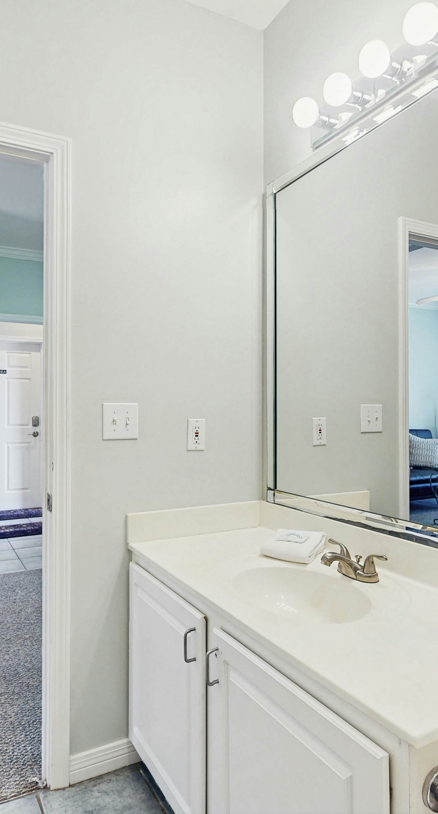 Comfortable condo w/ two shared pools & direct beach access