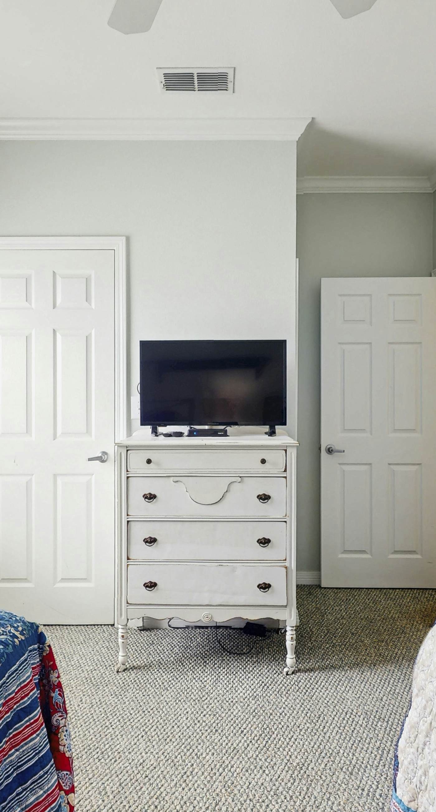 Comfortable condo w/ two shared pools & direct beach access