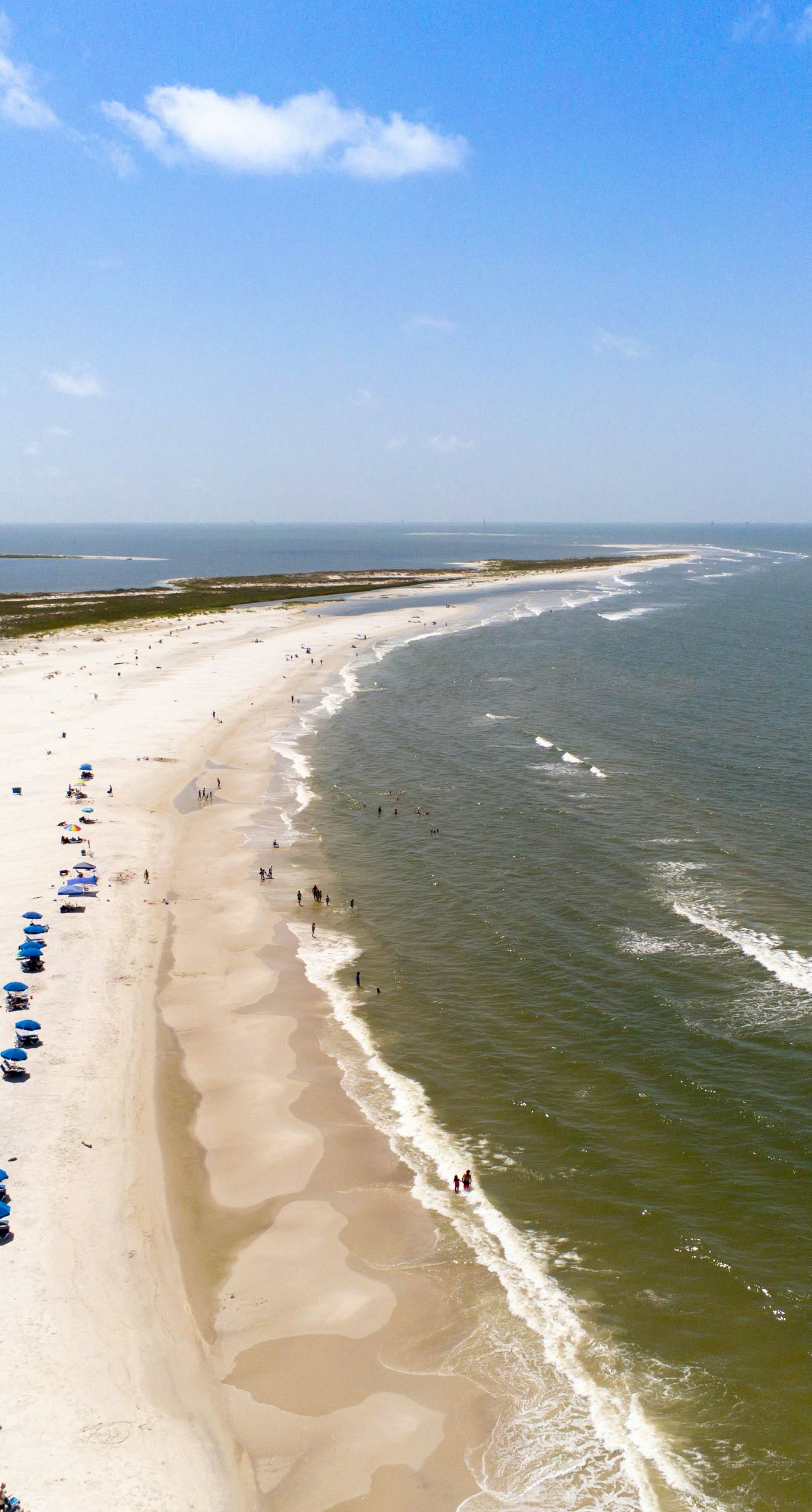 Comfortable condo w/ two shared pools & direct beach access