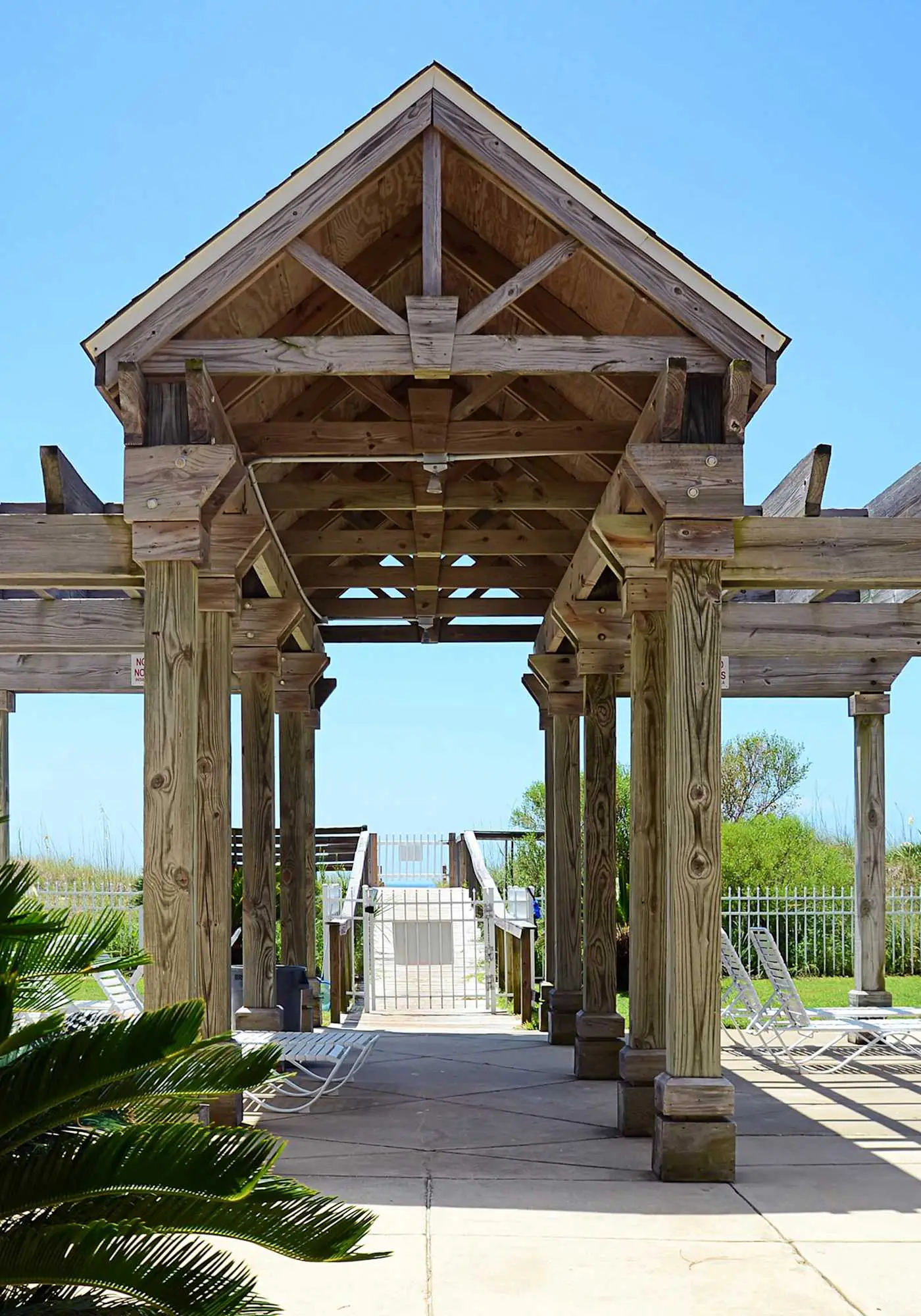 Comfortable condo w/ two shared pools & direct beach access