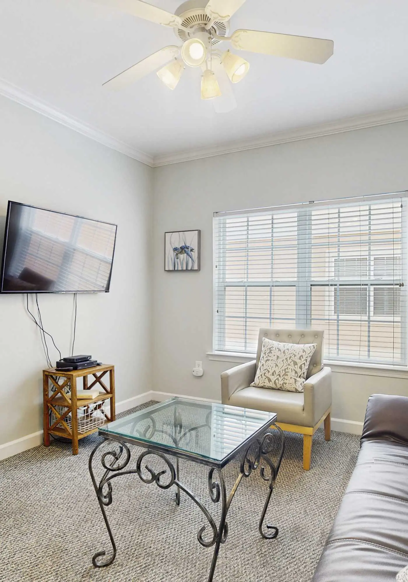 Comfortable condo w/ two shared pools & direct beach access
