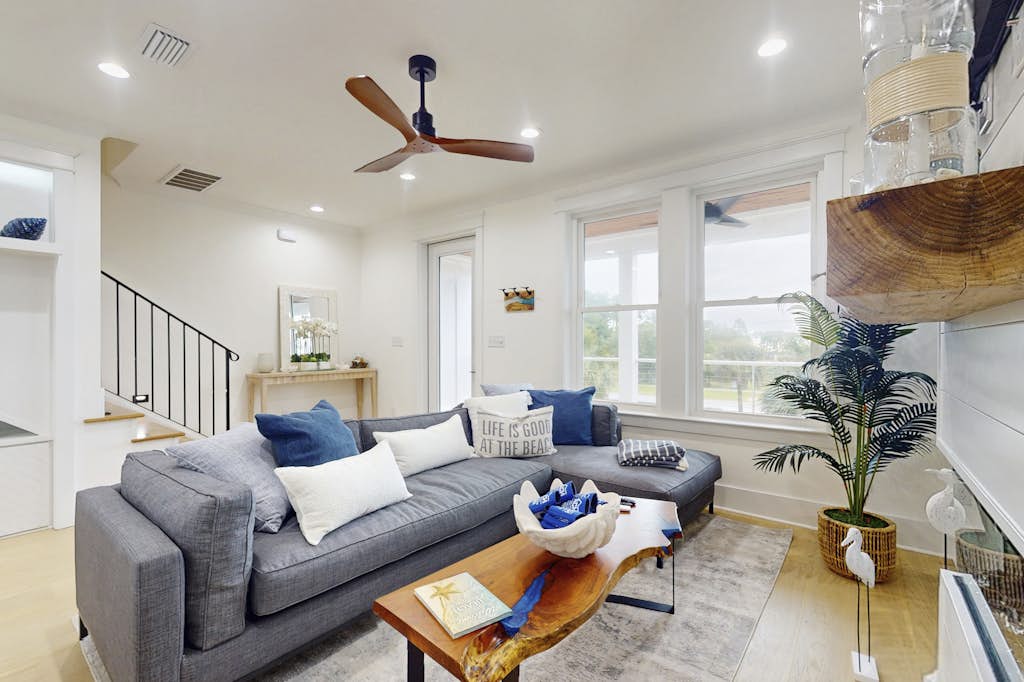 Fabulous Gulf view duplex that is walking distance to restaurants and beach