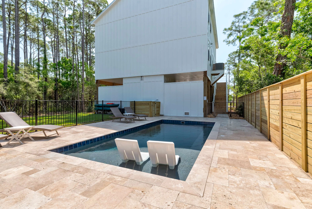 Fabulous Gulf view duplex that is walking distance to restaurants and beach