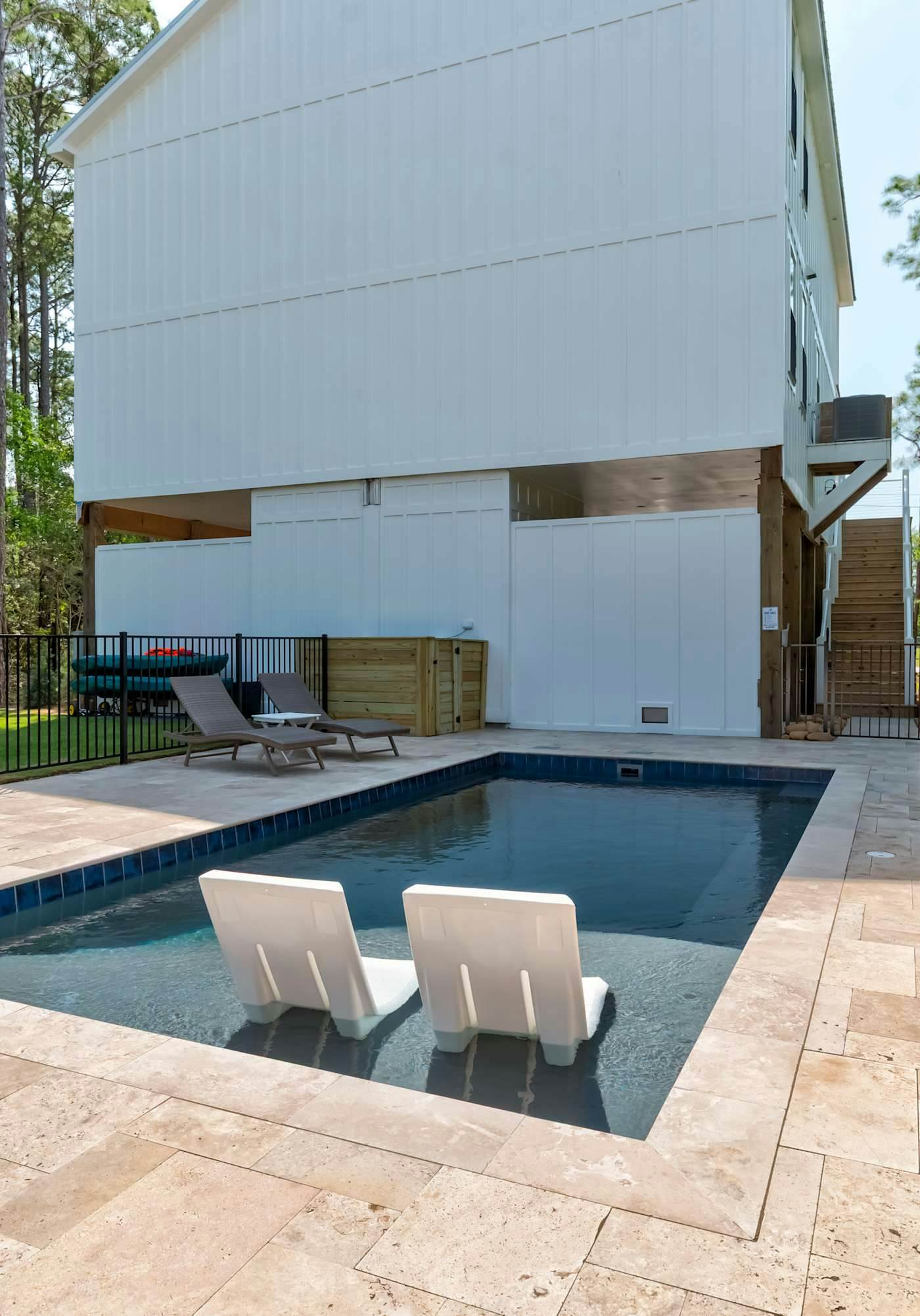 Fabulous Gulf view duplex that is walking distance to restaurants and beach