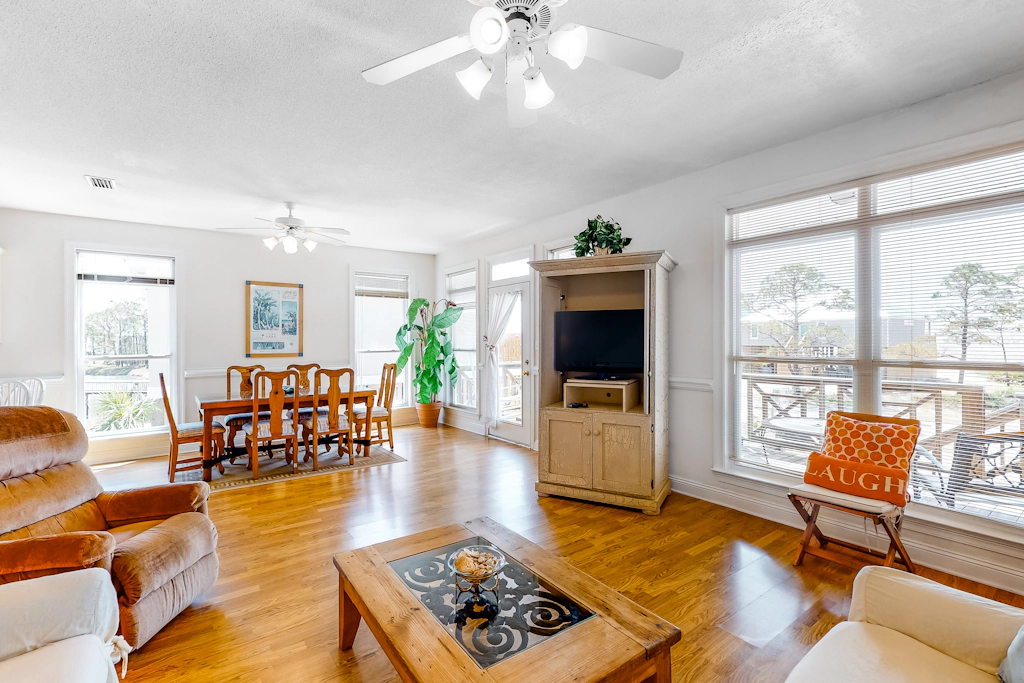 Friendly Duplex w/ Full Kitchen, Central AC, Washer/Dryer, & High-Speed WiFi!