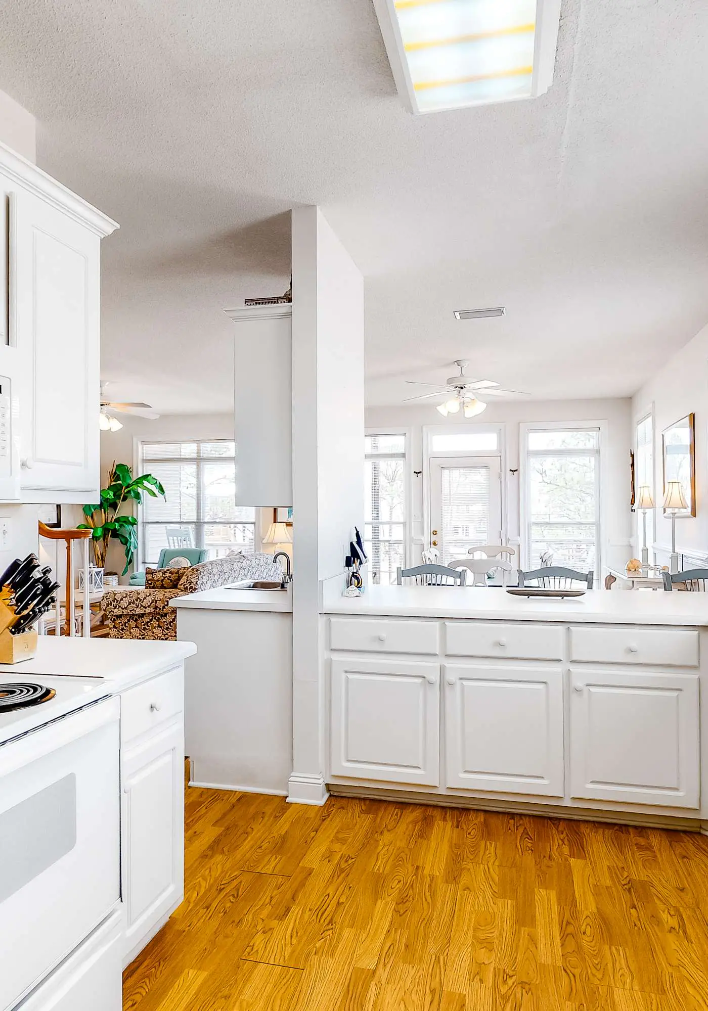 Beachy Duplex w/ Full Kitchen, High-Speed WiFi, Central AC, and Washer/Dryer!