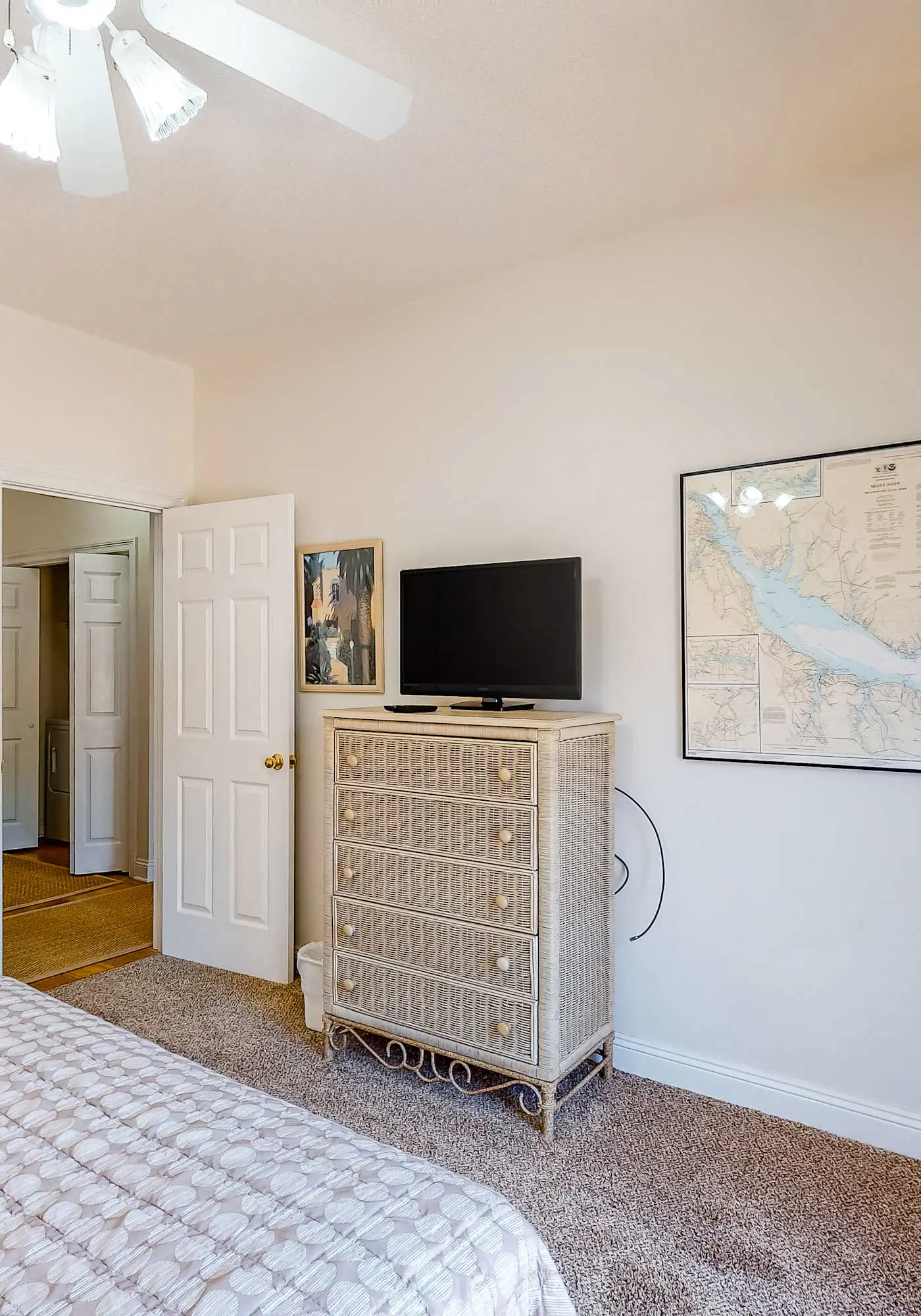 Beachy Duplex w/ Full Kitchen, High-Speed WiFi, Central AC, and Washer/Dryer!