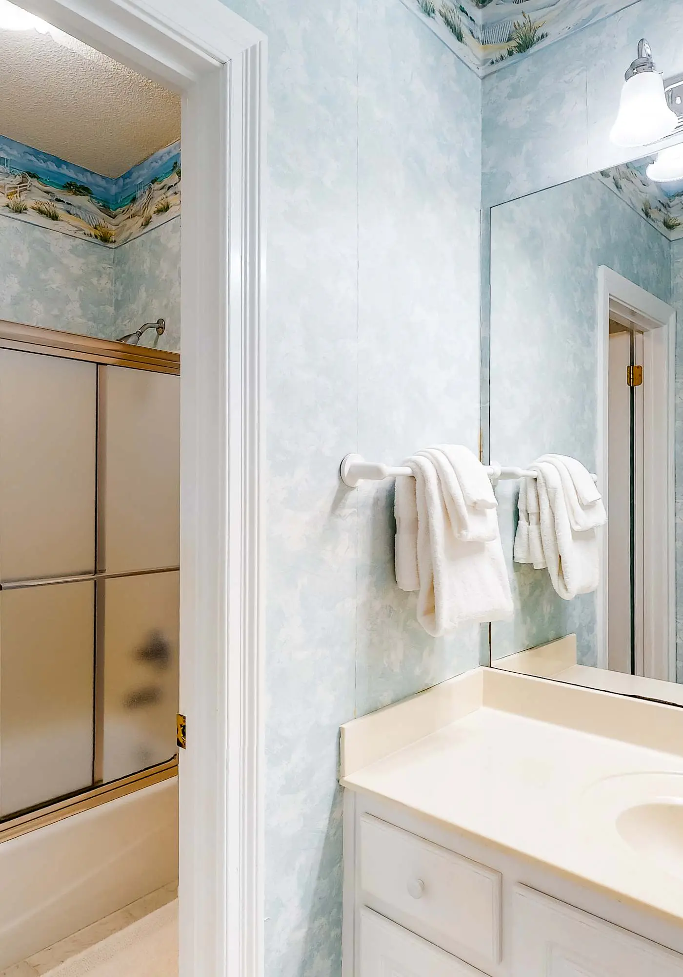 Beachy Duplex w/ Full Kitchen, High-Speed WiFi, Central AC, and Washer/Dryer!