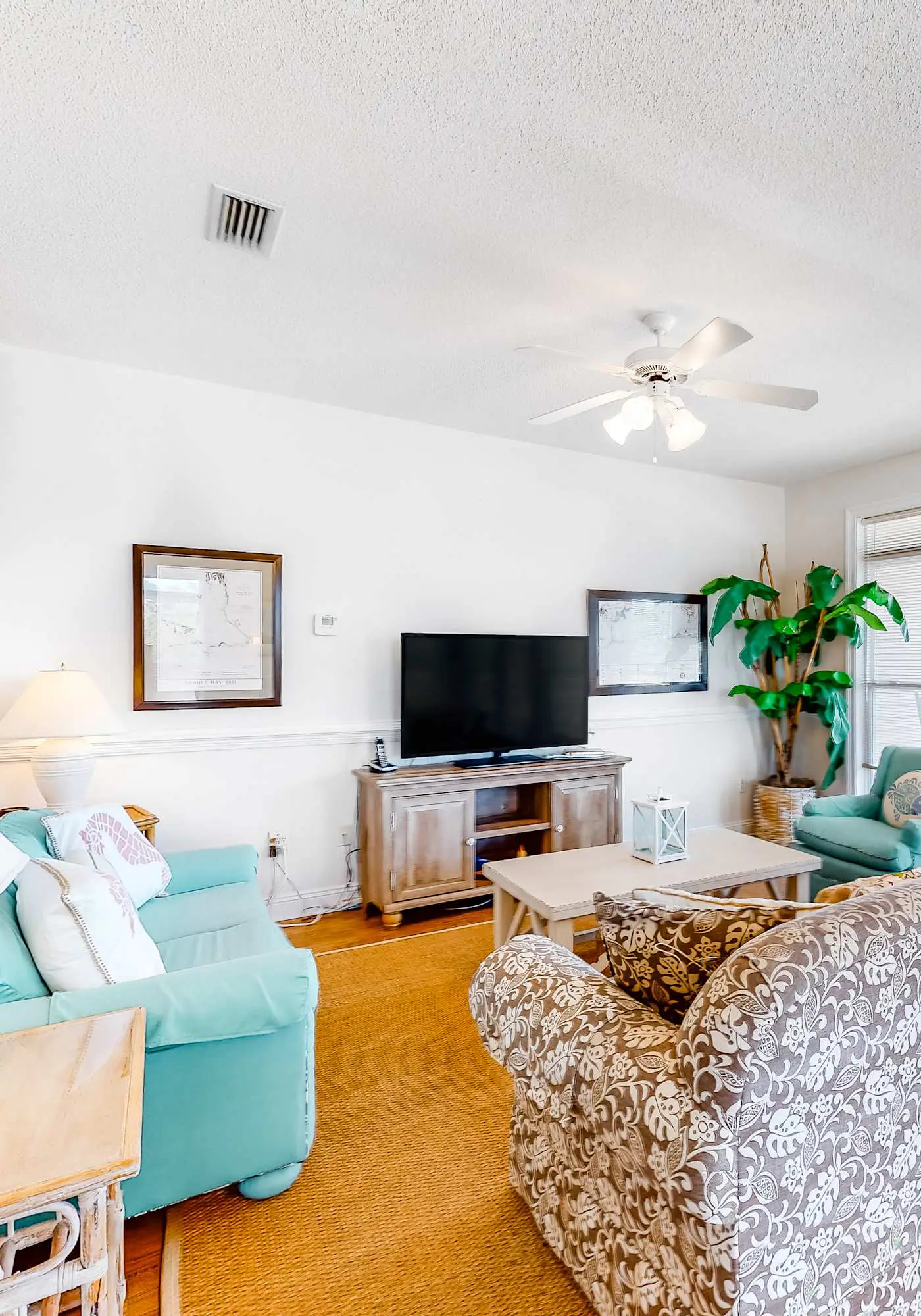 Beachy Duplex w/ Full Kitchen, High-Speed WiFi, Central AC, and Washer/Dryer!