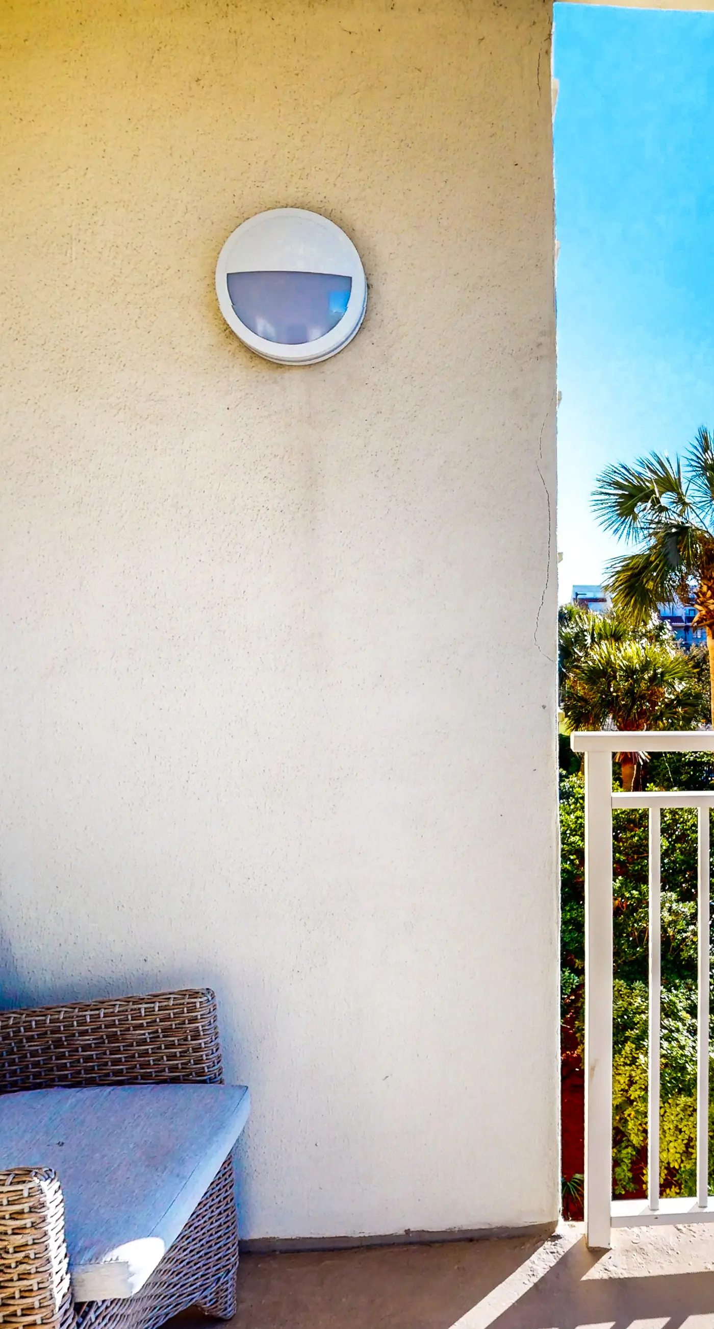 Happy beach studio w/shared pool & fitness center/free WiFi - near beach access!