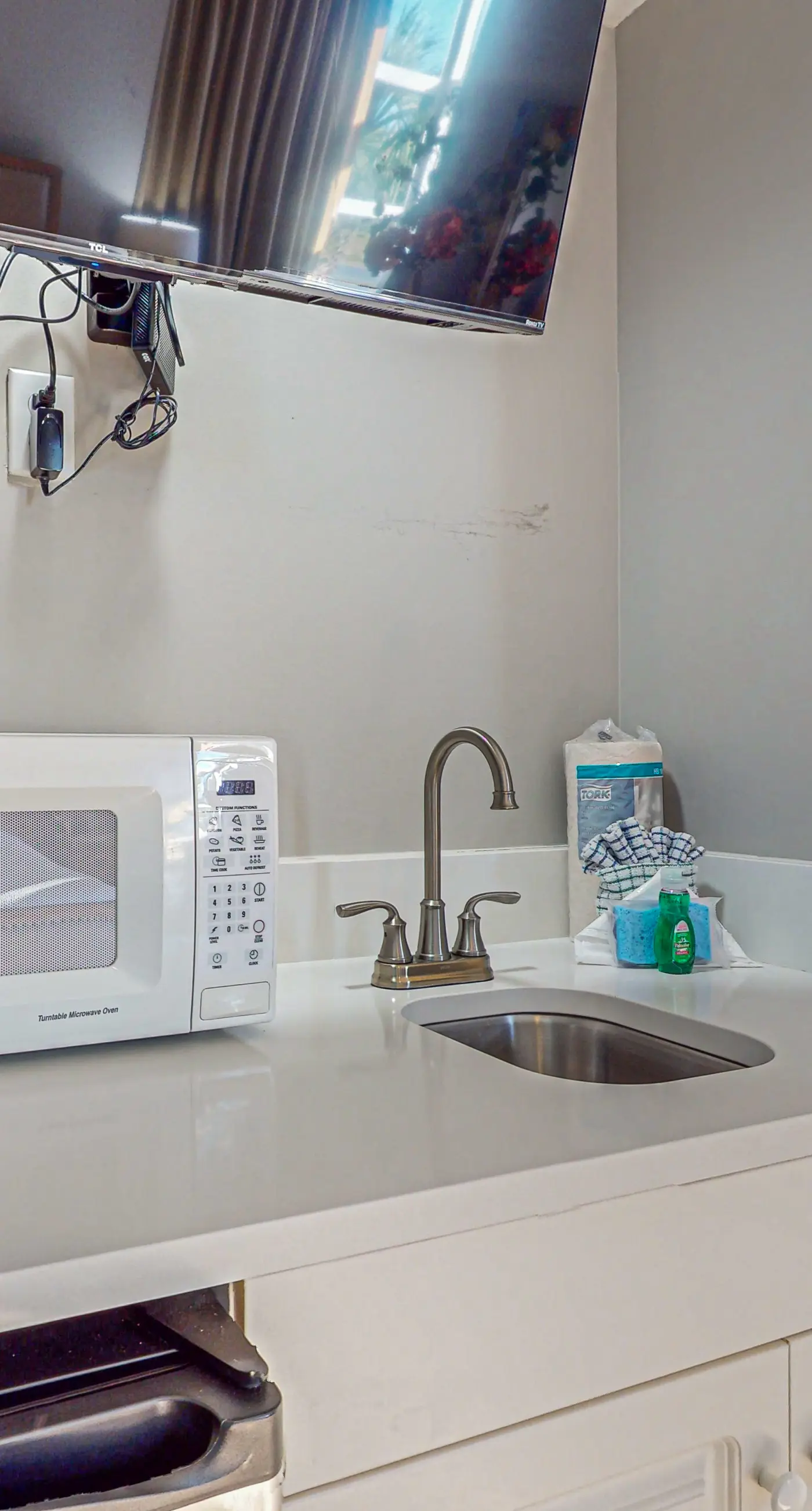 Happy beach studio w/shared pool & fitness center/free WiFi - near beach access!