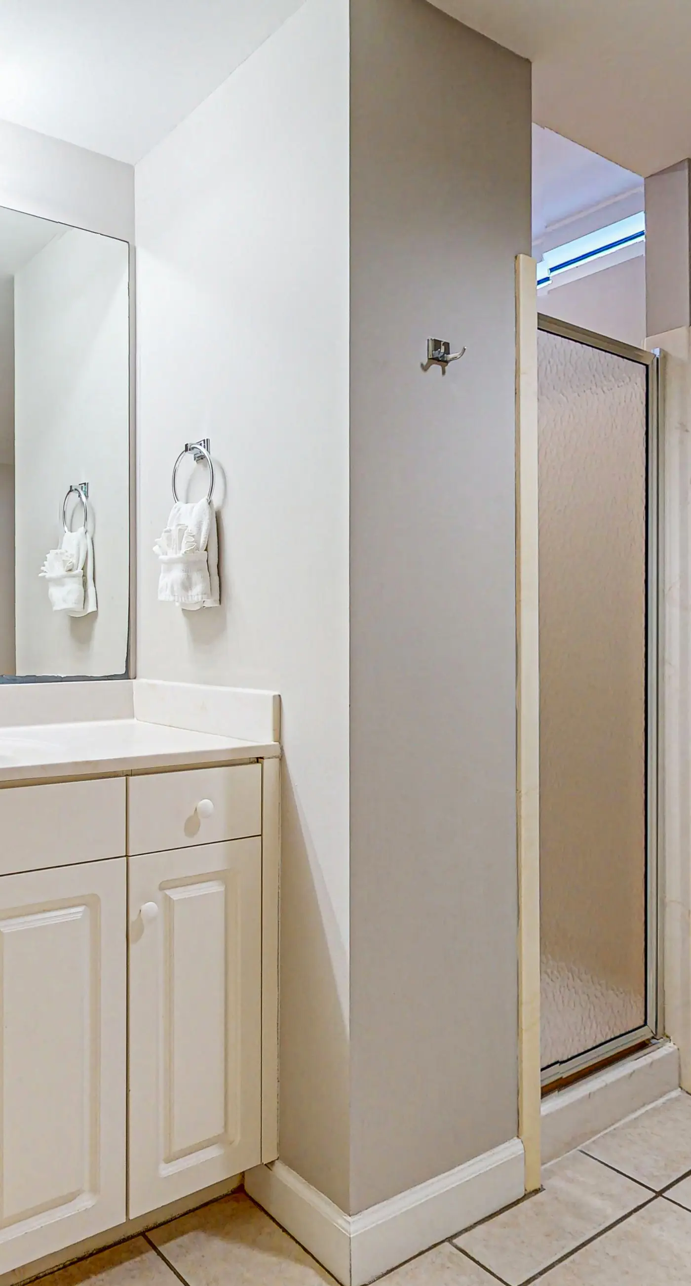 Happy beach studio w/shared pool & fitness center/free WiFi - near beach access!