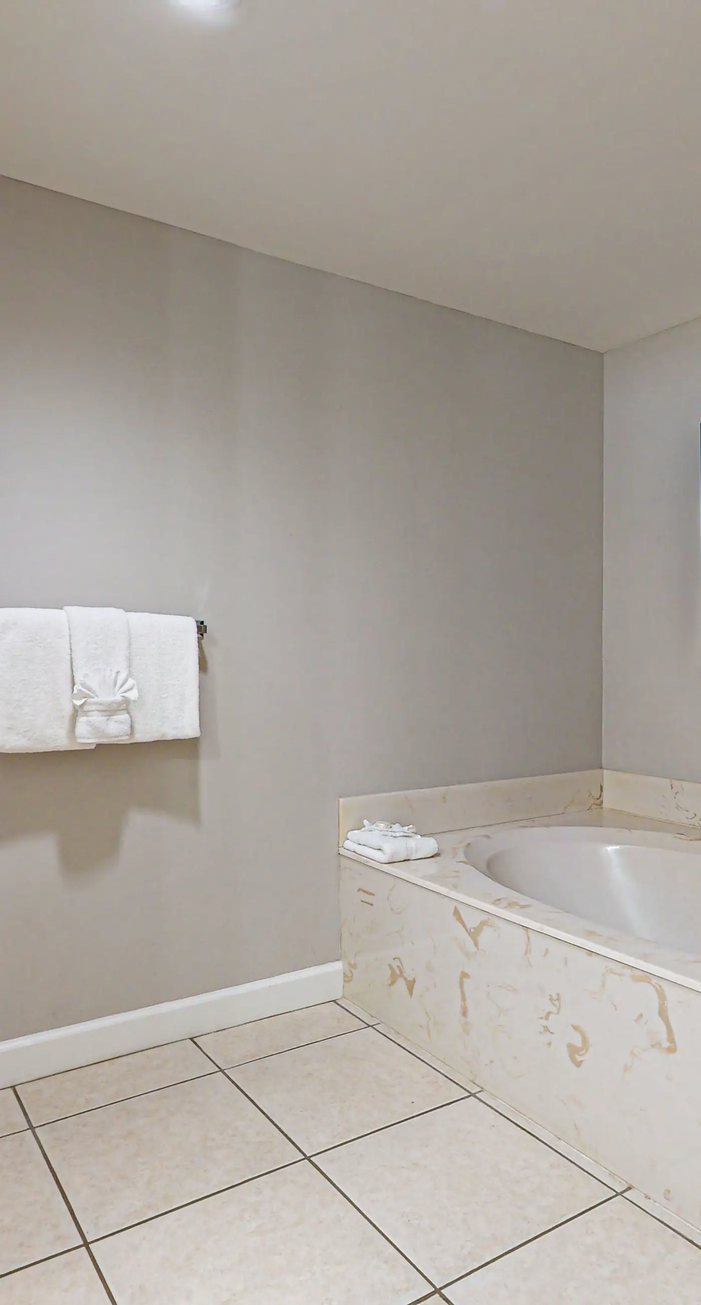 Happy beach studio w/shared pool & fitness center/free WiFi - near beach access!