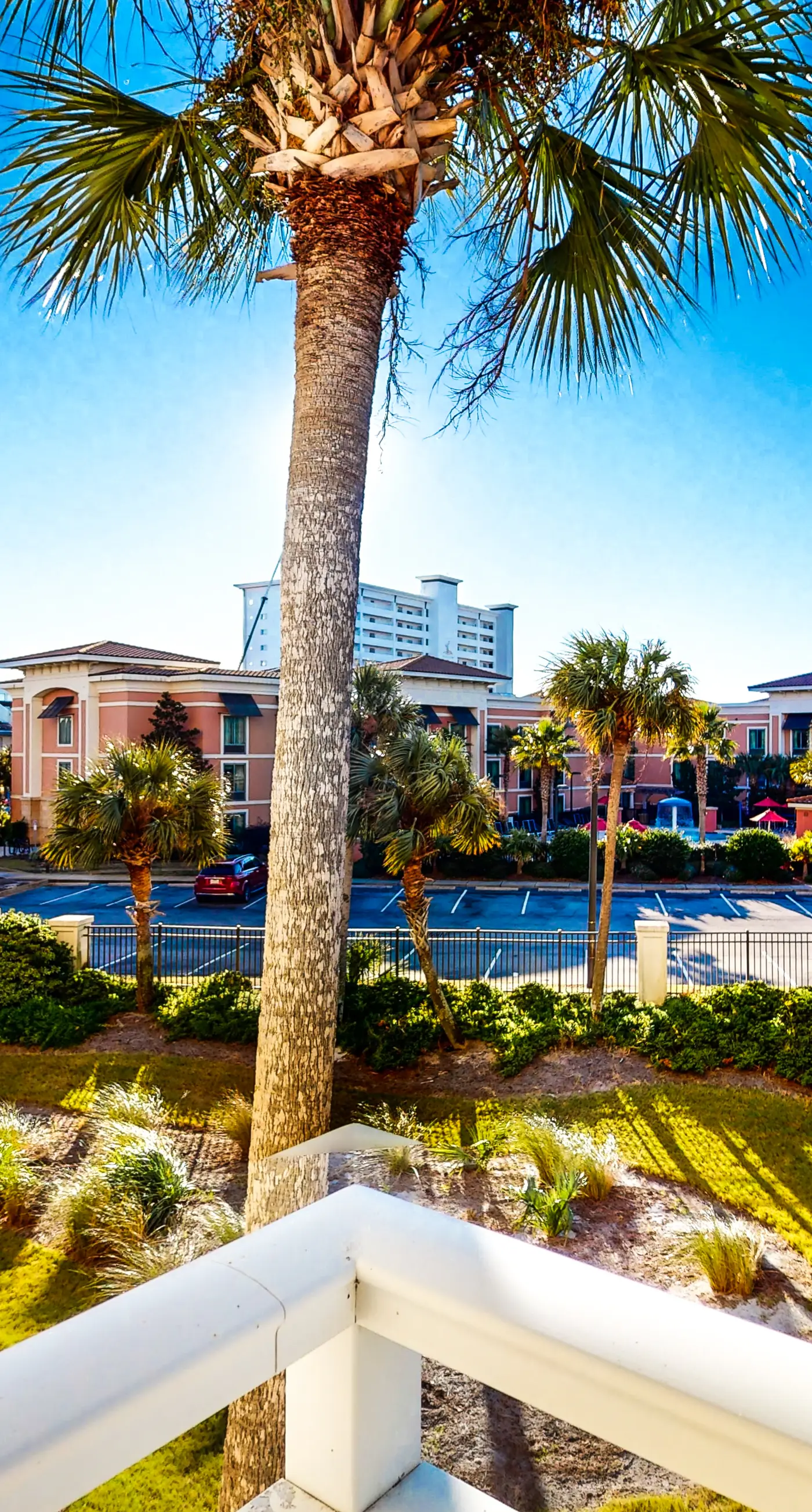 Happy beach studio w/shared pool & fitness center/free WiFi - near beach access!