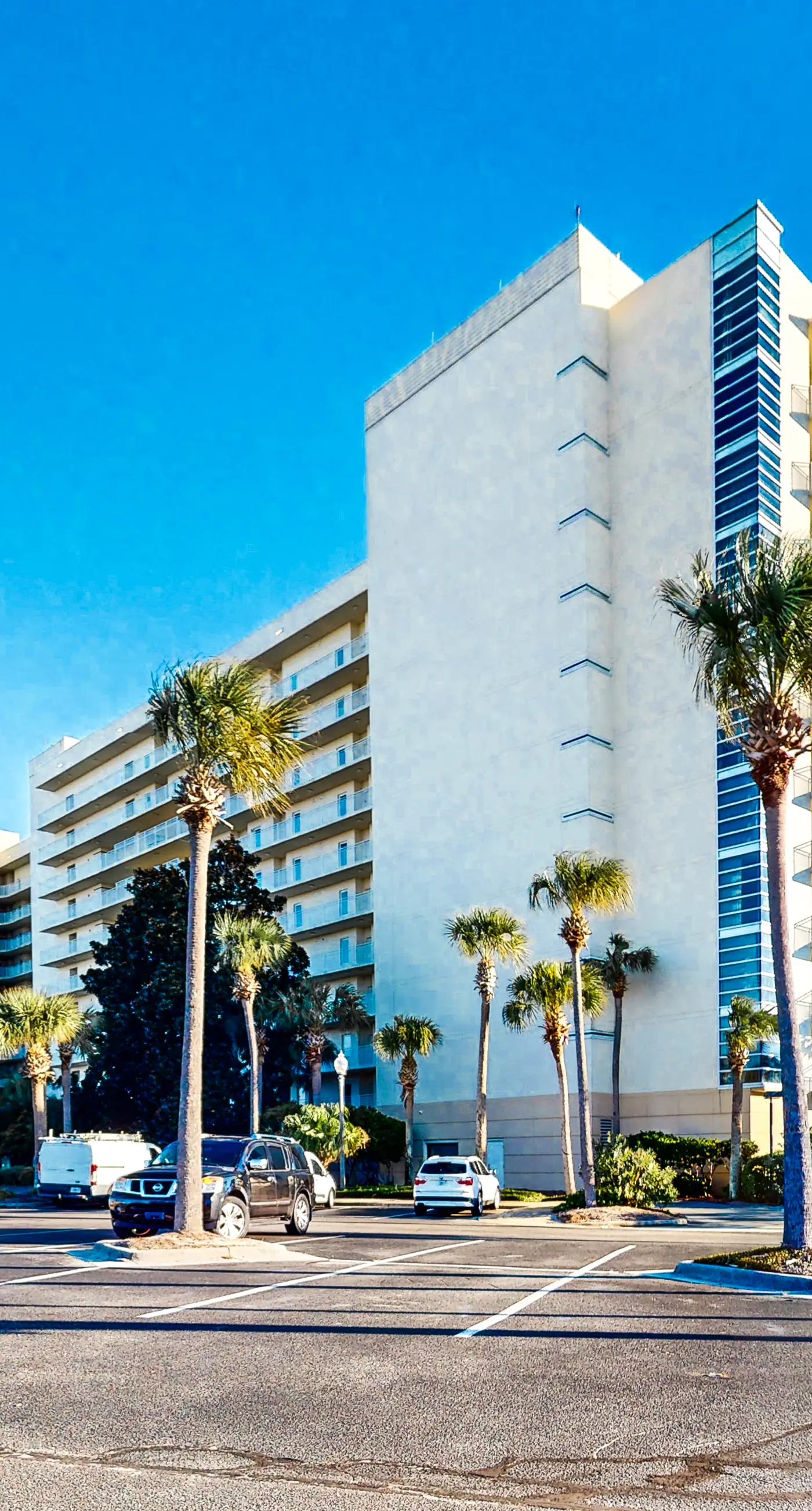 Happy beach studio w/shared pool & fitness center/free WiFi - near beach access!