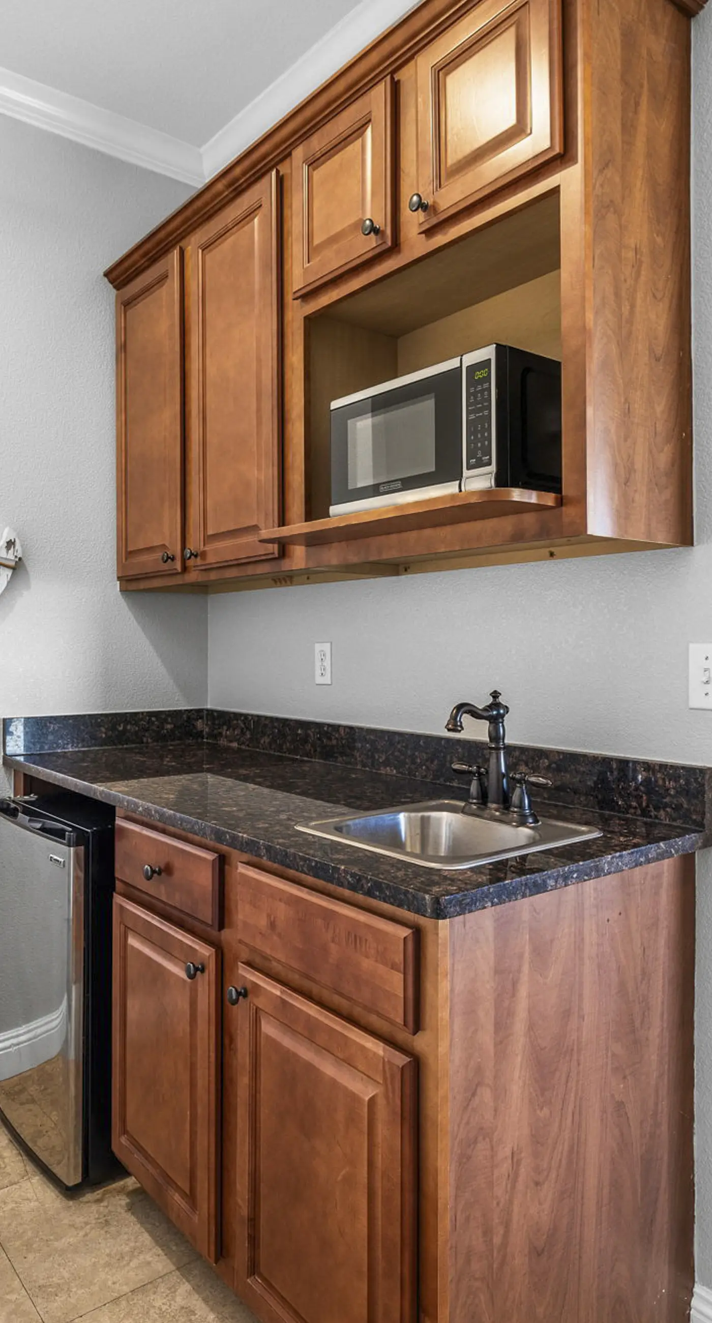 Three-Story Home w/Washer/Dryer, Gas Grill, Central A/C, & Shared Pool, Hot Tub