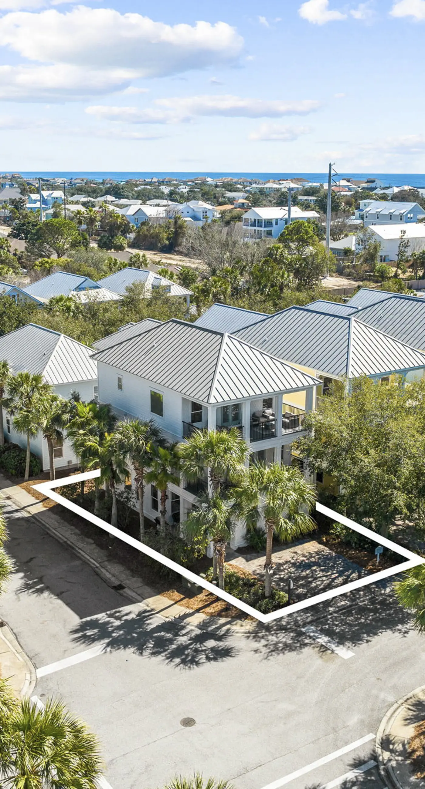 Three-Story Home w/Washer/Dryer, Gas Grill, Central A/C, & Shared Pool, Hot Tub