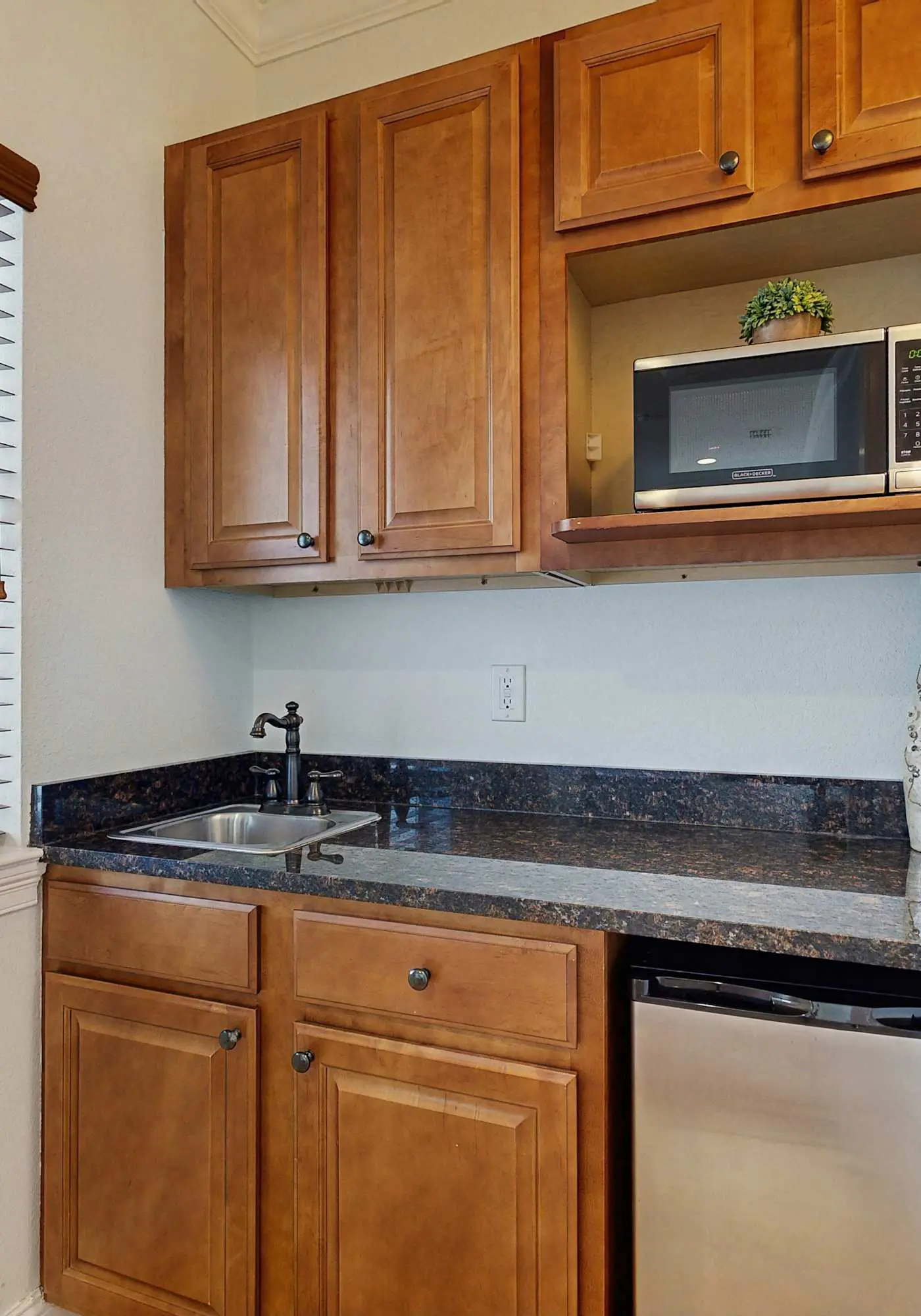 Three-Story Home w/Washer/Dryer, Gas Grill, Central A/C, & Shared Pool, Hot Tub