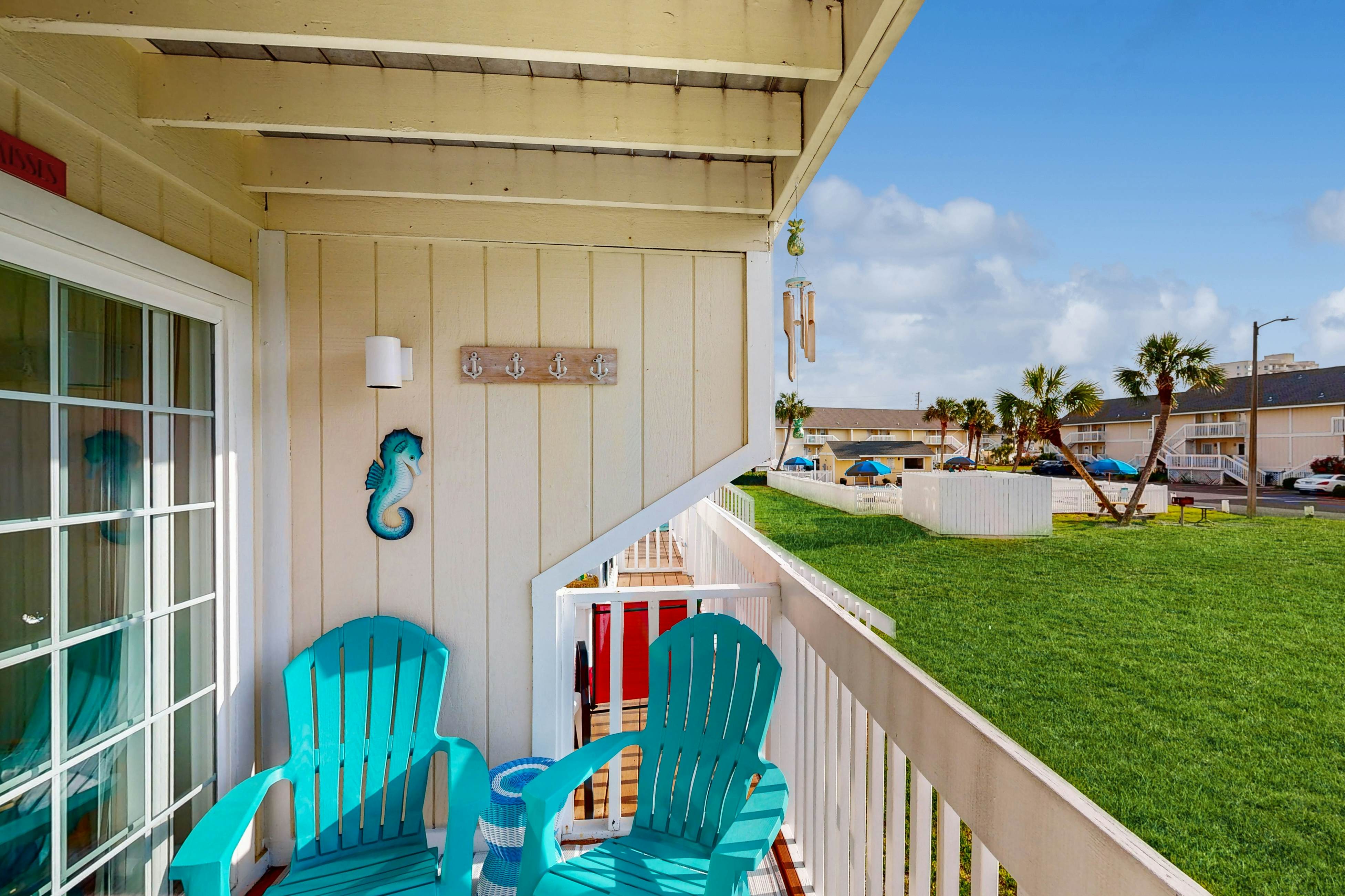 Charming Studio with Murphy Bed and Full Kitchen - Walk to the Beach